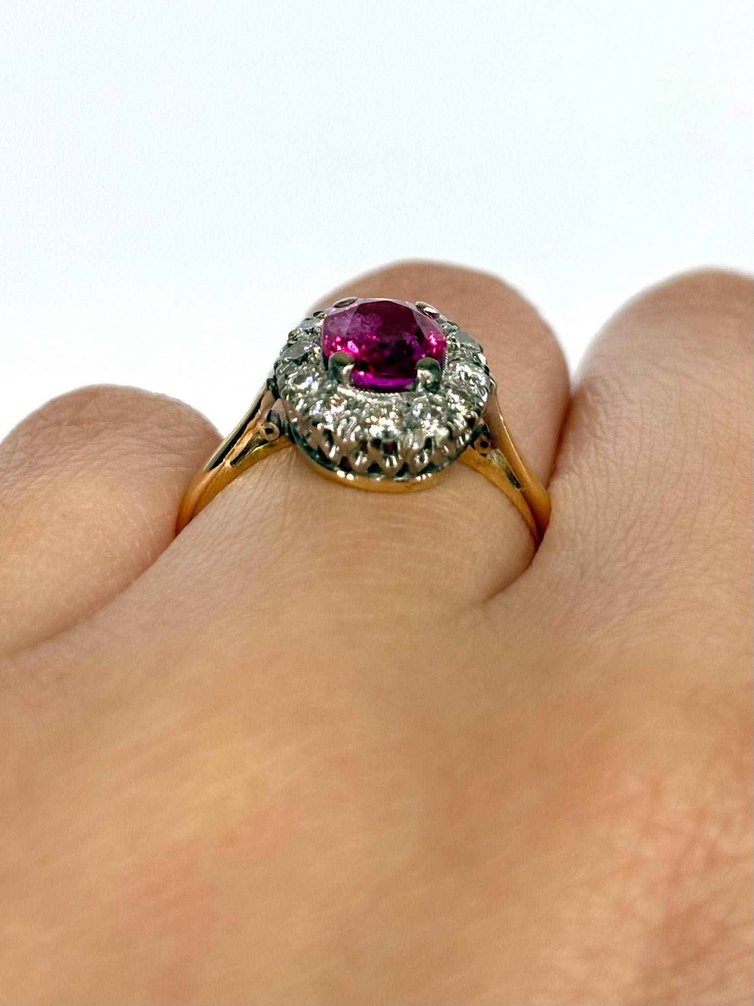 Bague Marguerite Rubis 1.50 carat &amp; 12 Diamants "Giulia" - Elliade Paris