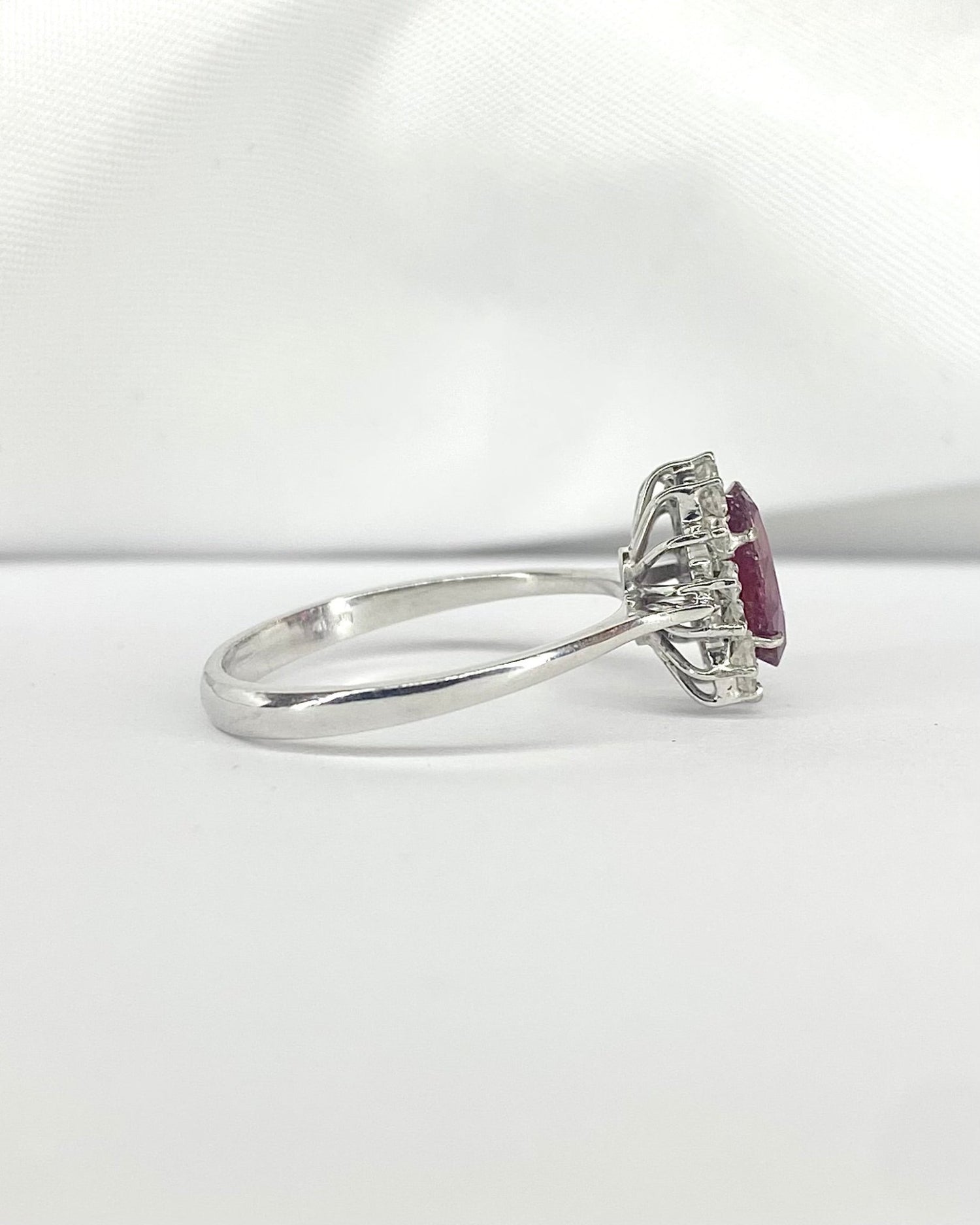 Bague Marguerite Rubis 1.64 carat &amp; Diamants "Daniella" - Elliade Paris