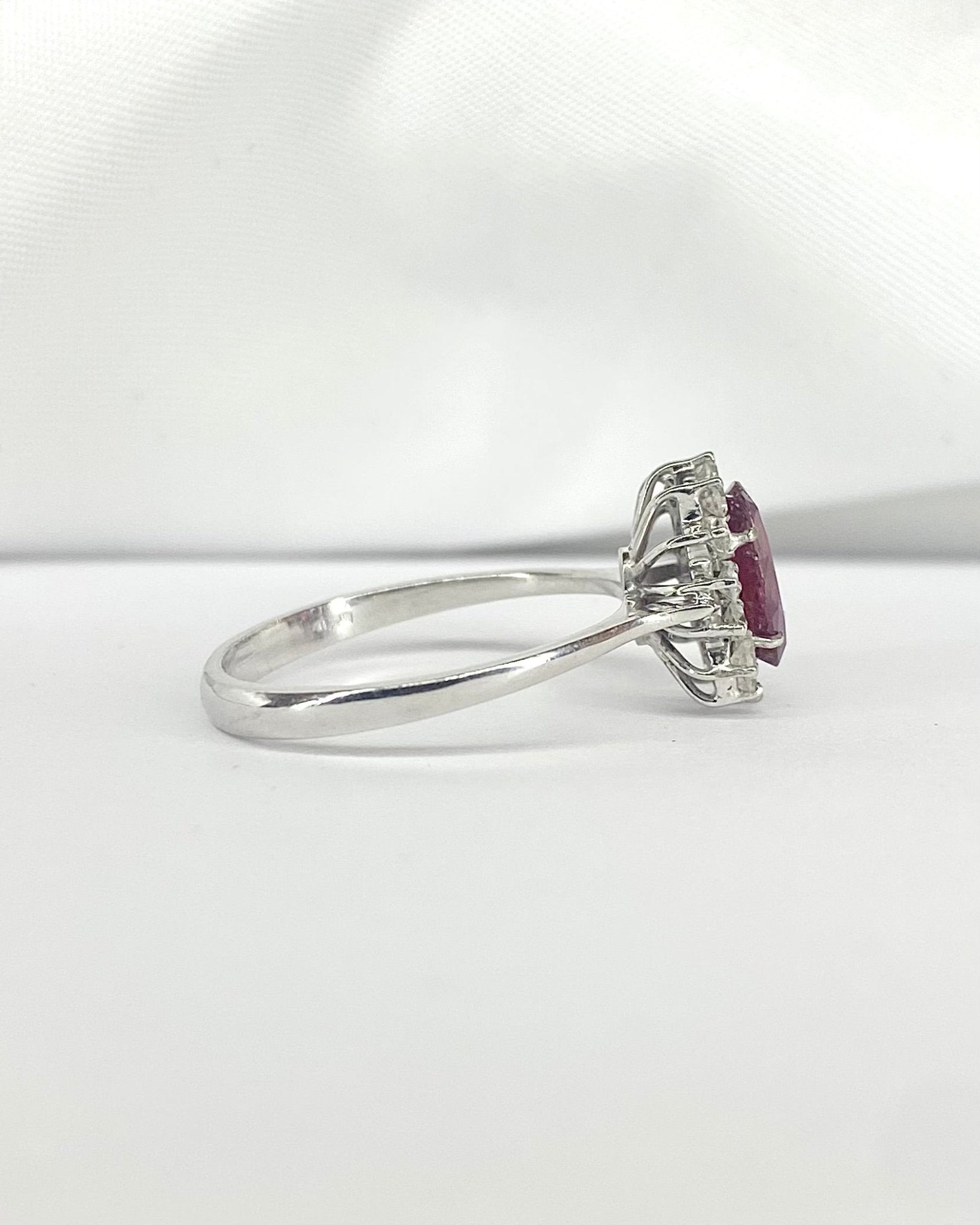 Bague Marguerite Rubis 1.64 carat &amp; Diamants "Daniella" - Elliade Paris