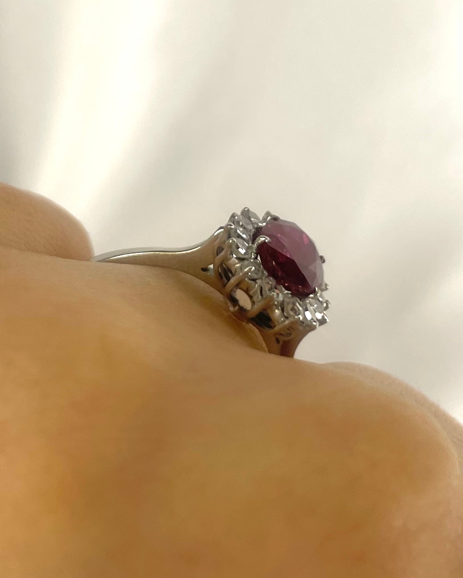 Bague Marguerite Rubis 1.64 carat &amp; Diamants "Daniella" - Elliade Paris