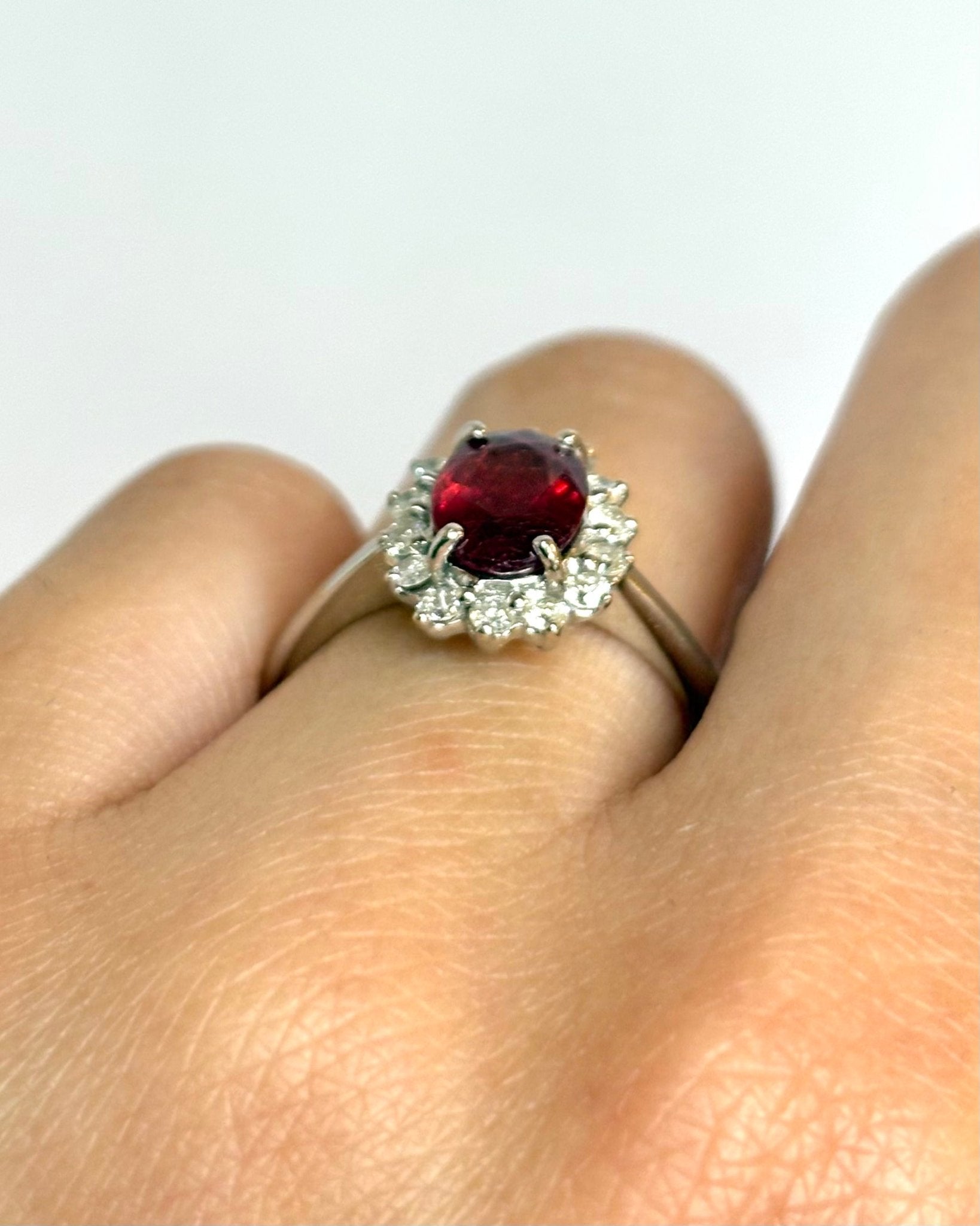 Bague Marguerite Rubis 1.65 carat &amp; Diamants "Iliana" - Elliade Paris