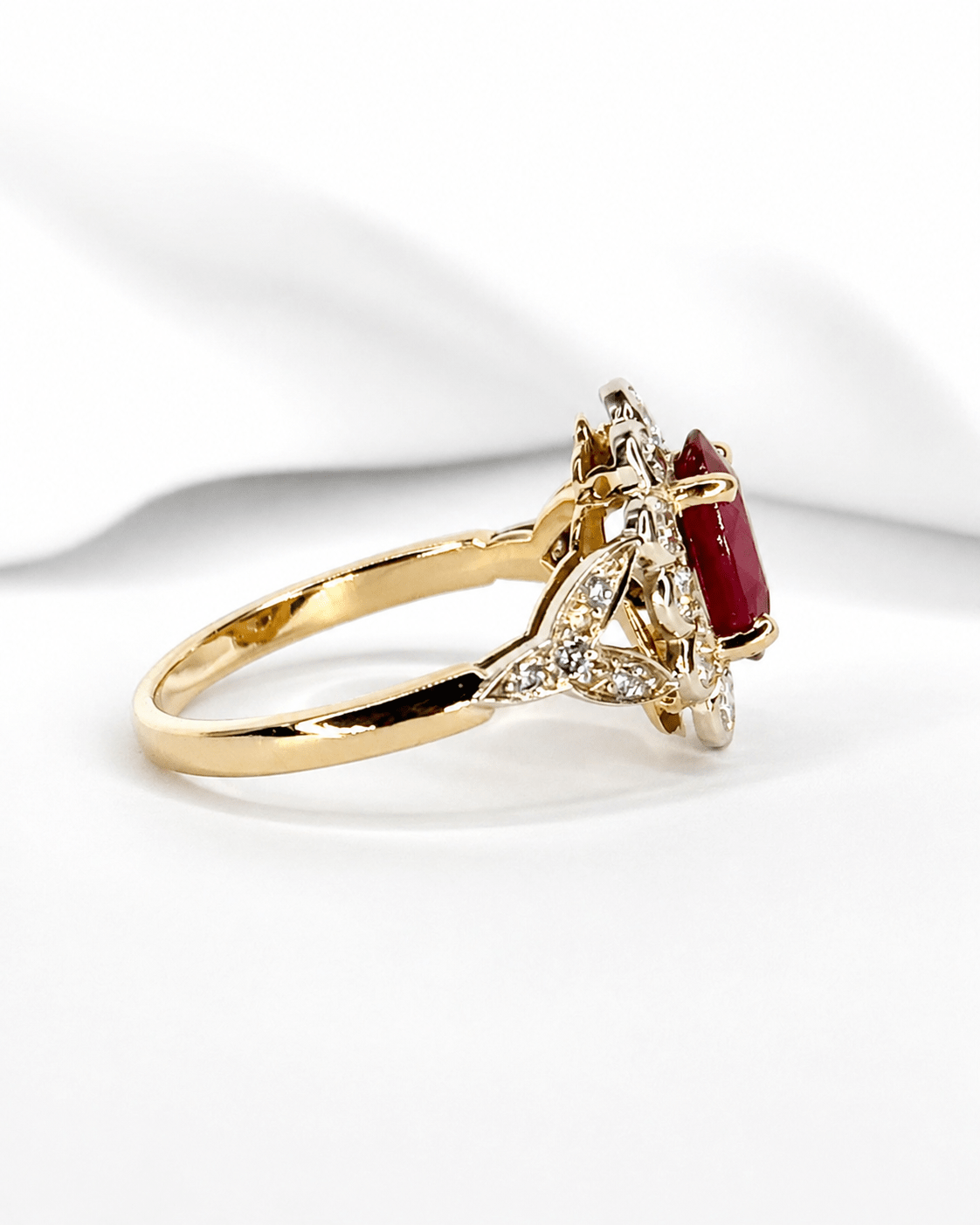Bague Marguerite Rubis 1.85 carat &amp; Diamants 0.60 carat "Inanna" - Elliade Paris