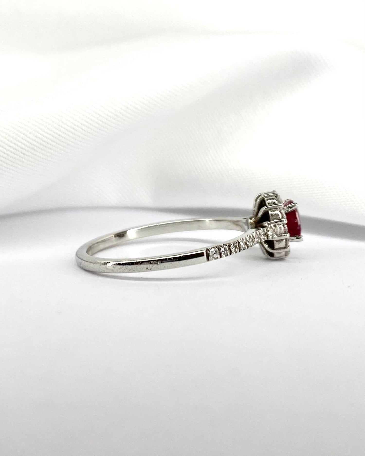 Bague Marguerite Rubis &amp; 28 Diamants &quot;Eloise&quot; - Elliade Paris
