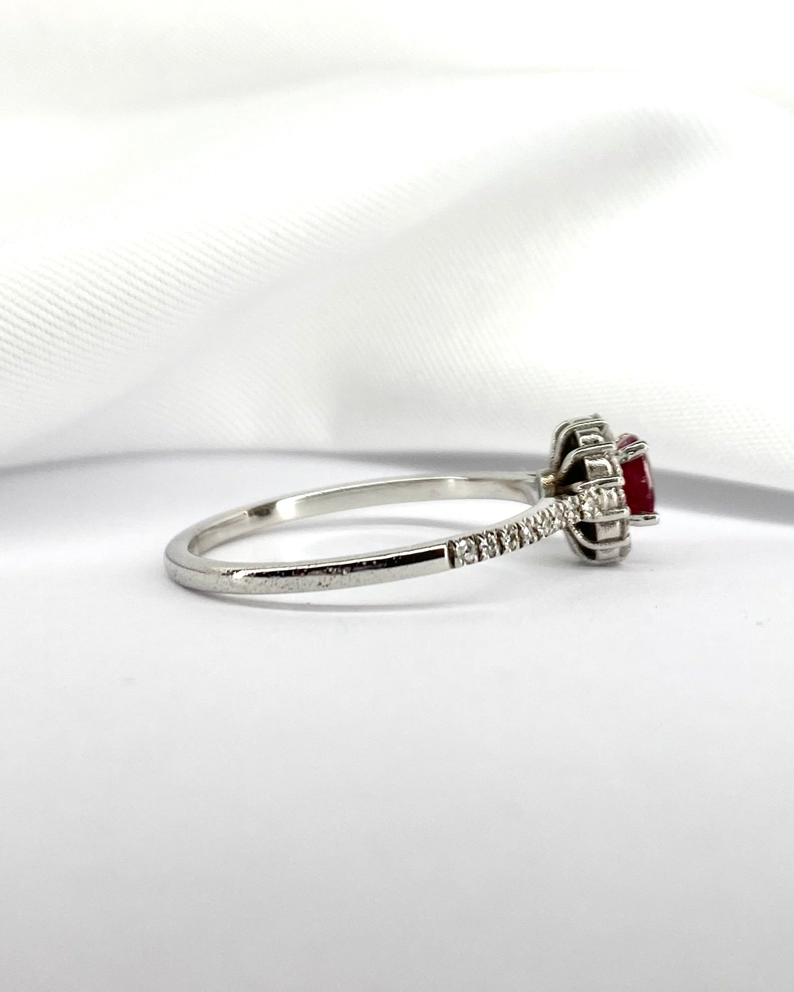 Bague Marguerite Rubis &amp; 28 Diamants &quot;Eloise&quot; - Elliade Paris