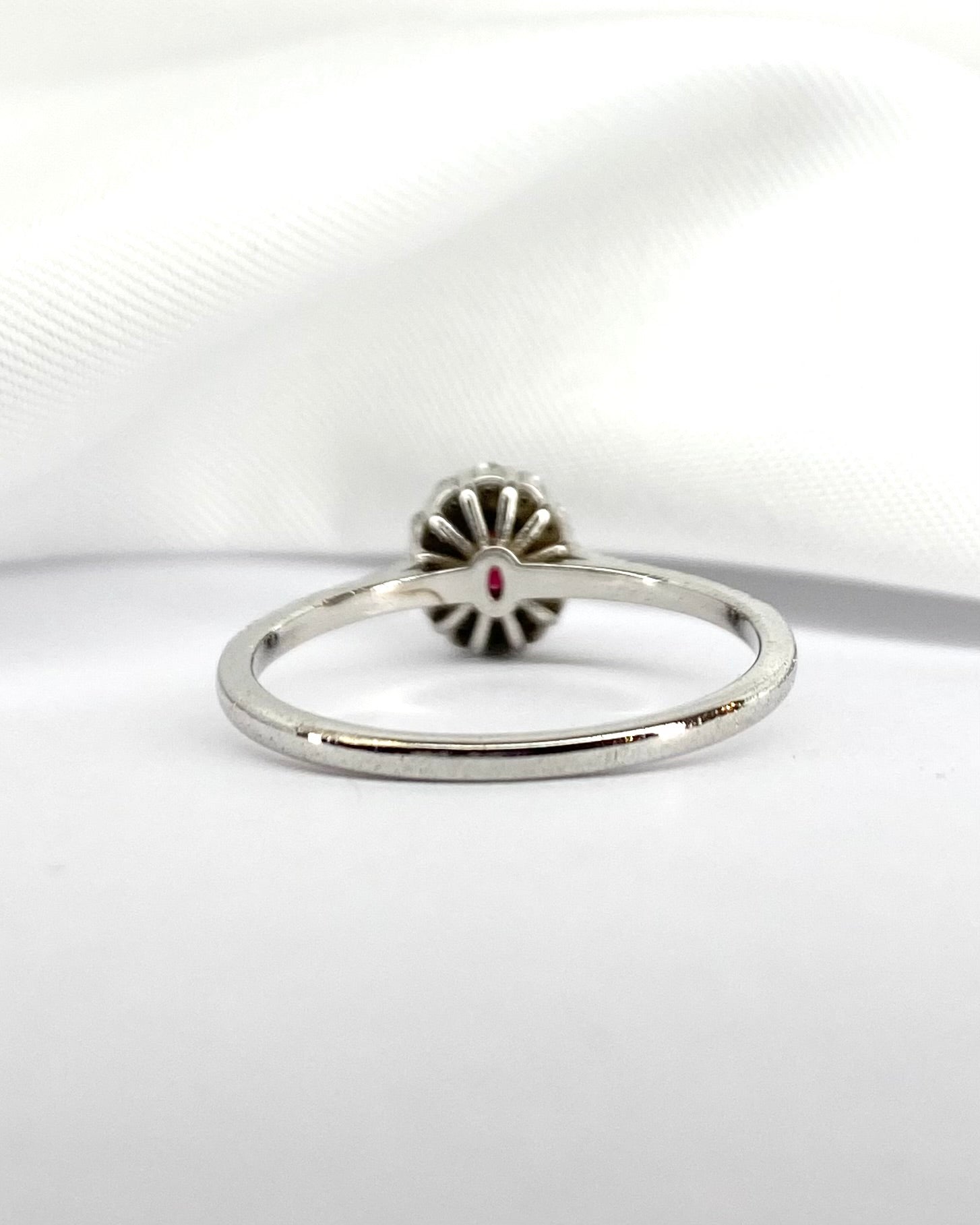 Bague Marguerite Rubis &amp; 28 Diamants &quot;Eloise&quot; - Elliade Paris