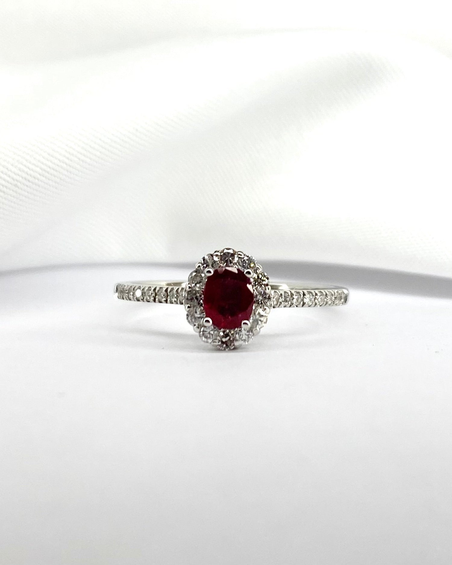 Bague Marguerite Rubis &amp; 28 Diamants &quot;Eloise&quot; - Elliade Paris
