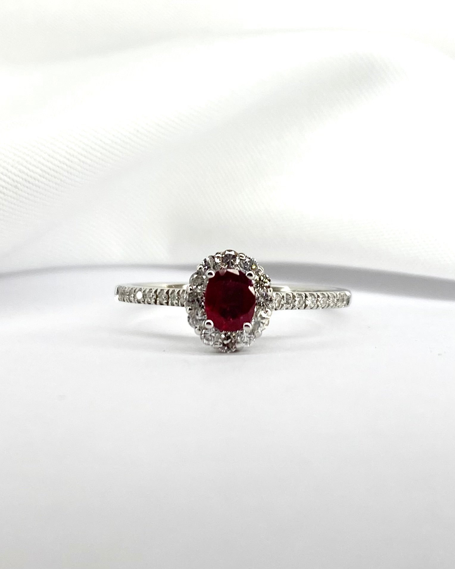 Bague Marguerite Rubis &amp; 28 Diamants &quot;Eloise&quot; - Elliade Paris