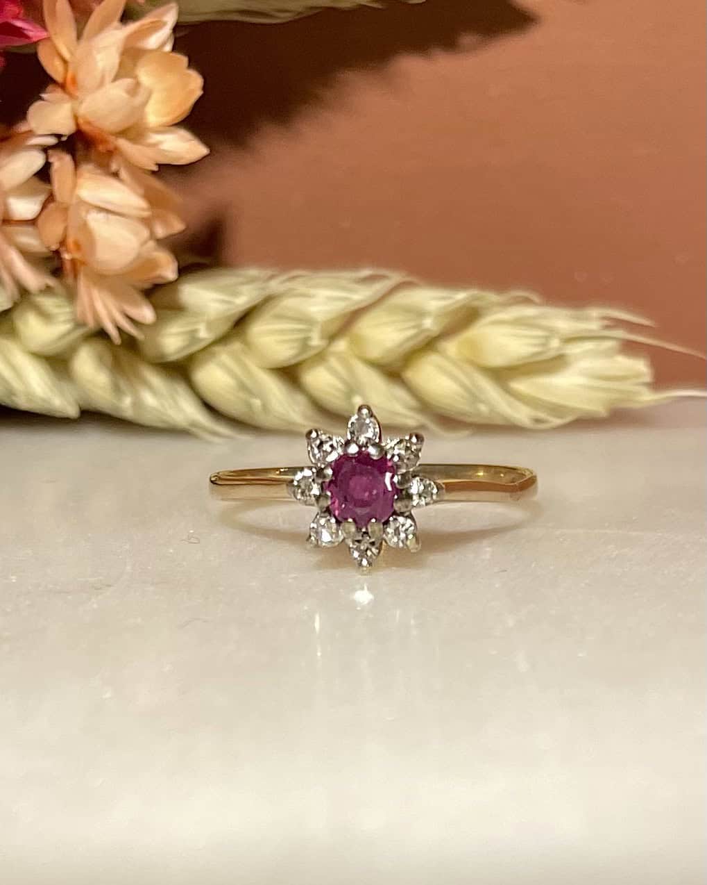 Bague Marguerite Rubis &amp; 8 Diamants "Mina" - Elliade Paris