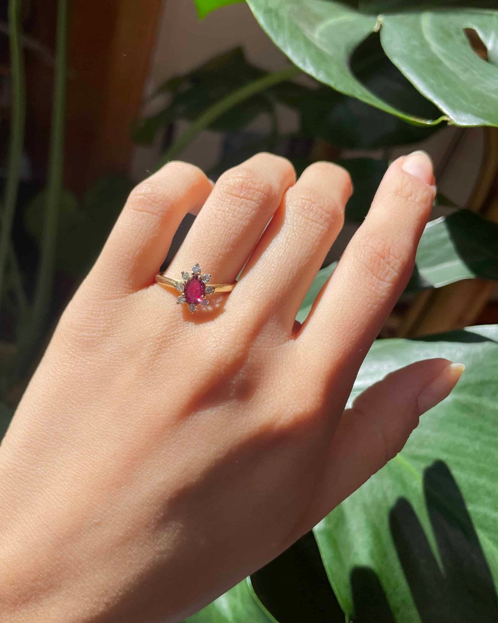 Bague Marguerite Rubis &amp; 8 Diamants "Rosalie" - Elliade Paris