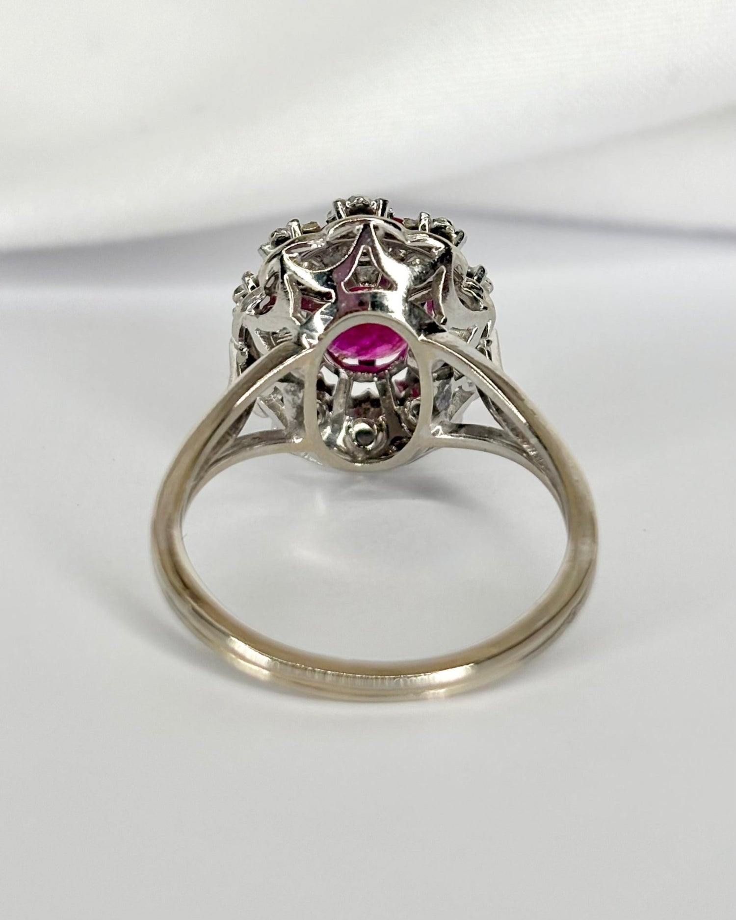 Bague Marguerite Rubis Birman 1.80 carat &amp; 10 Diamants "Kelaya" - Elliade Paris