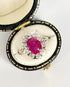 Bague Marguerite Rubis Birman 1.80 carat & 10 Diamants "Kelaya" - Elliade Paris