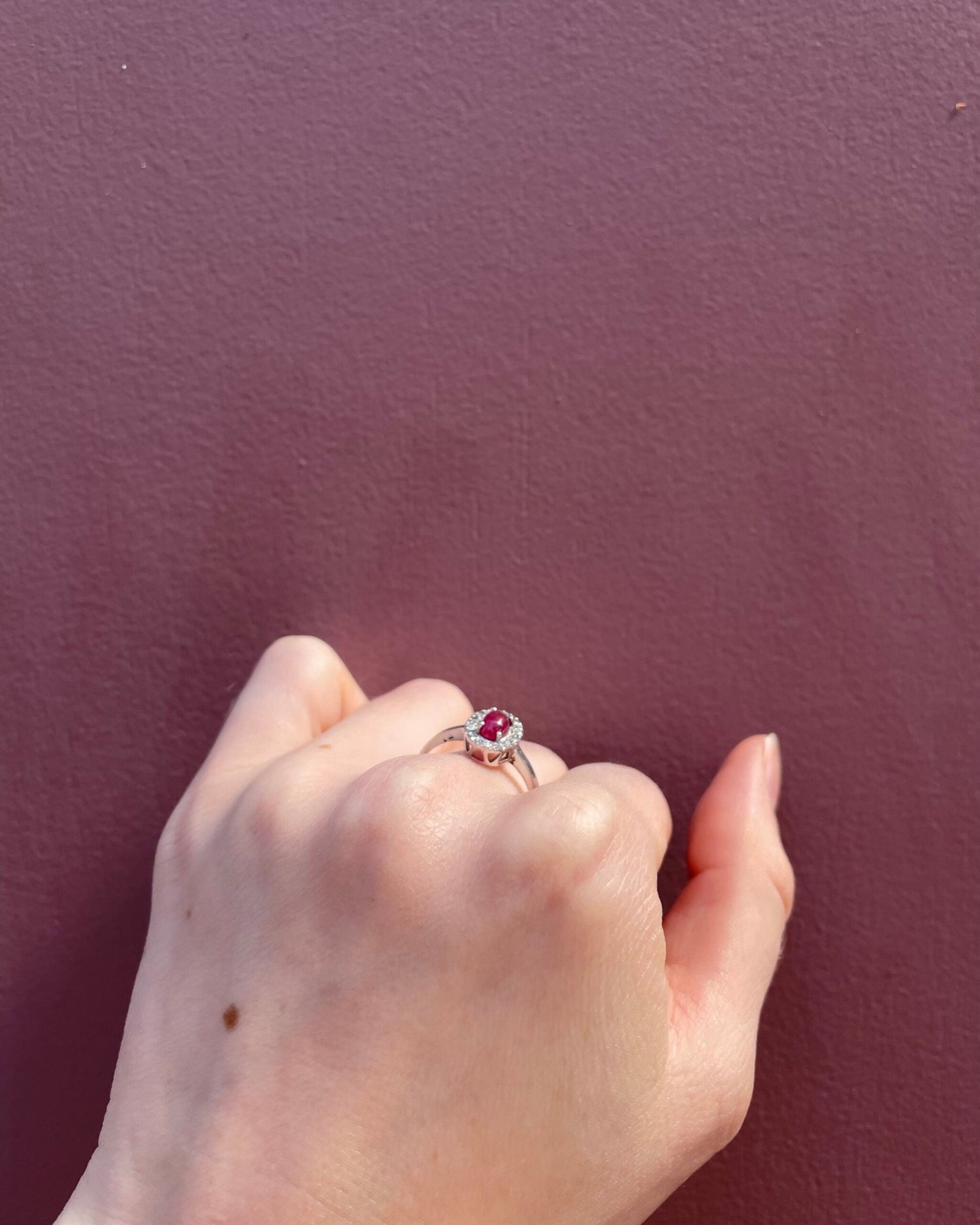Bague Marguerite Rubis Cabochon 0.80 carat &amp; Diamants &quot;Rosy&quot; - Elliade Paris