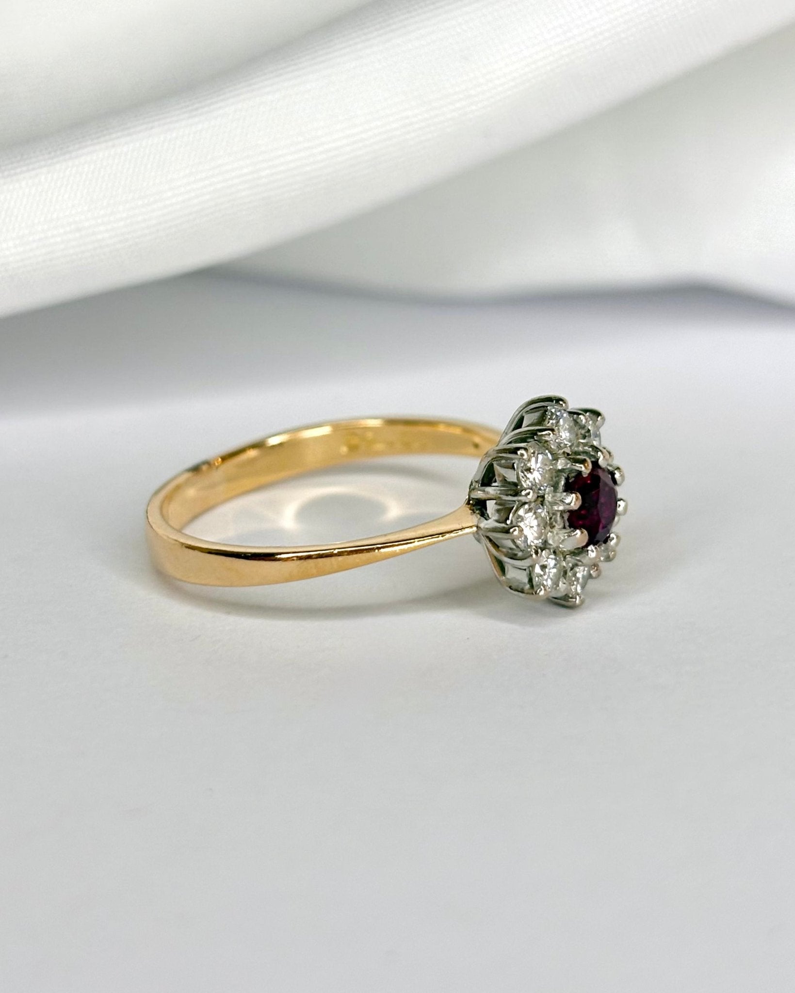 Bague Marguerite Rubis &amp; Diamants 0.40 carat "Hemma" - Elliade Paris
