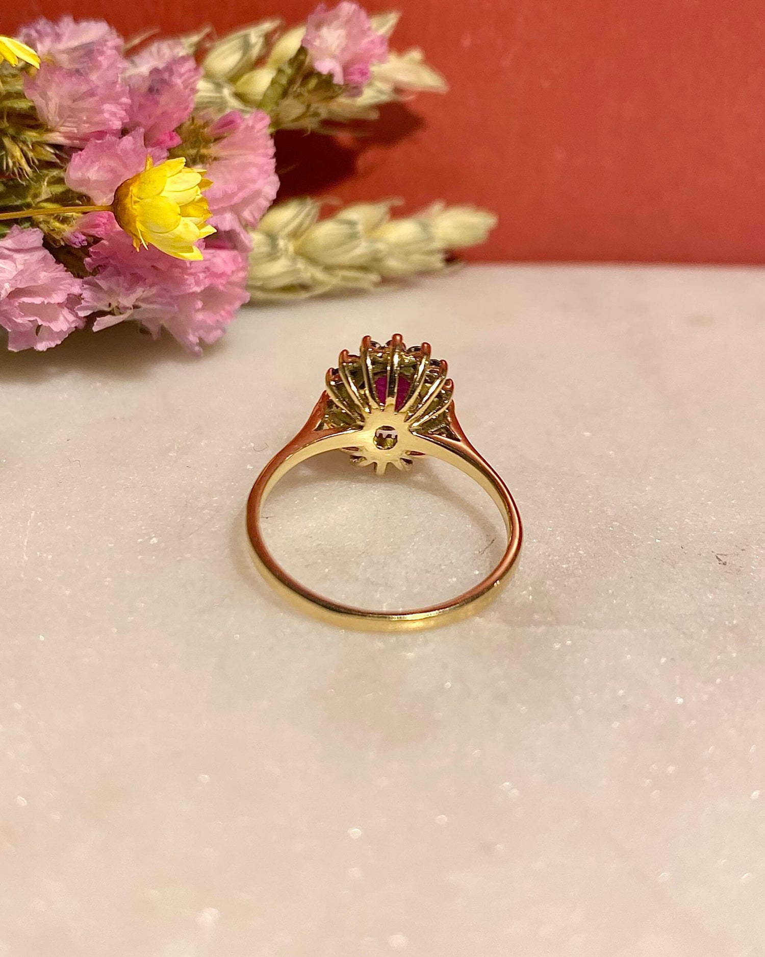 Bague Marguerite Rubis 0.90 carat &amp; 16 Diamants &quot;Amanda&quot;
