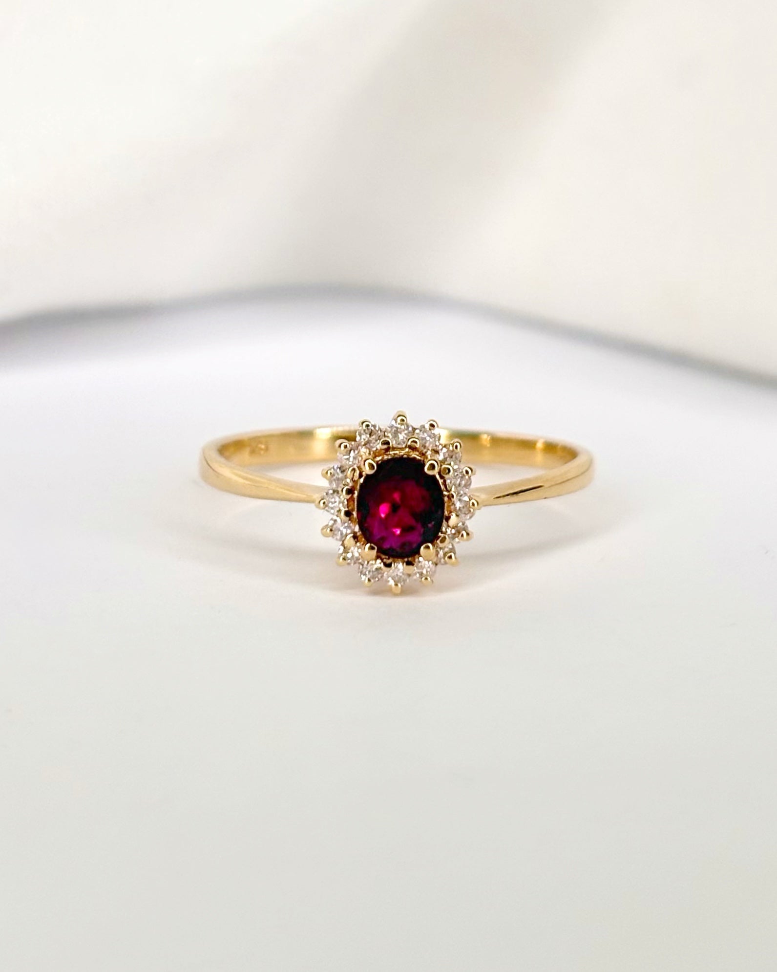 Bague Marguerite Rubis &amp; Diamants "Esmée" - Elliade Paris