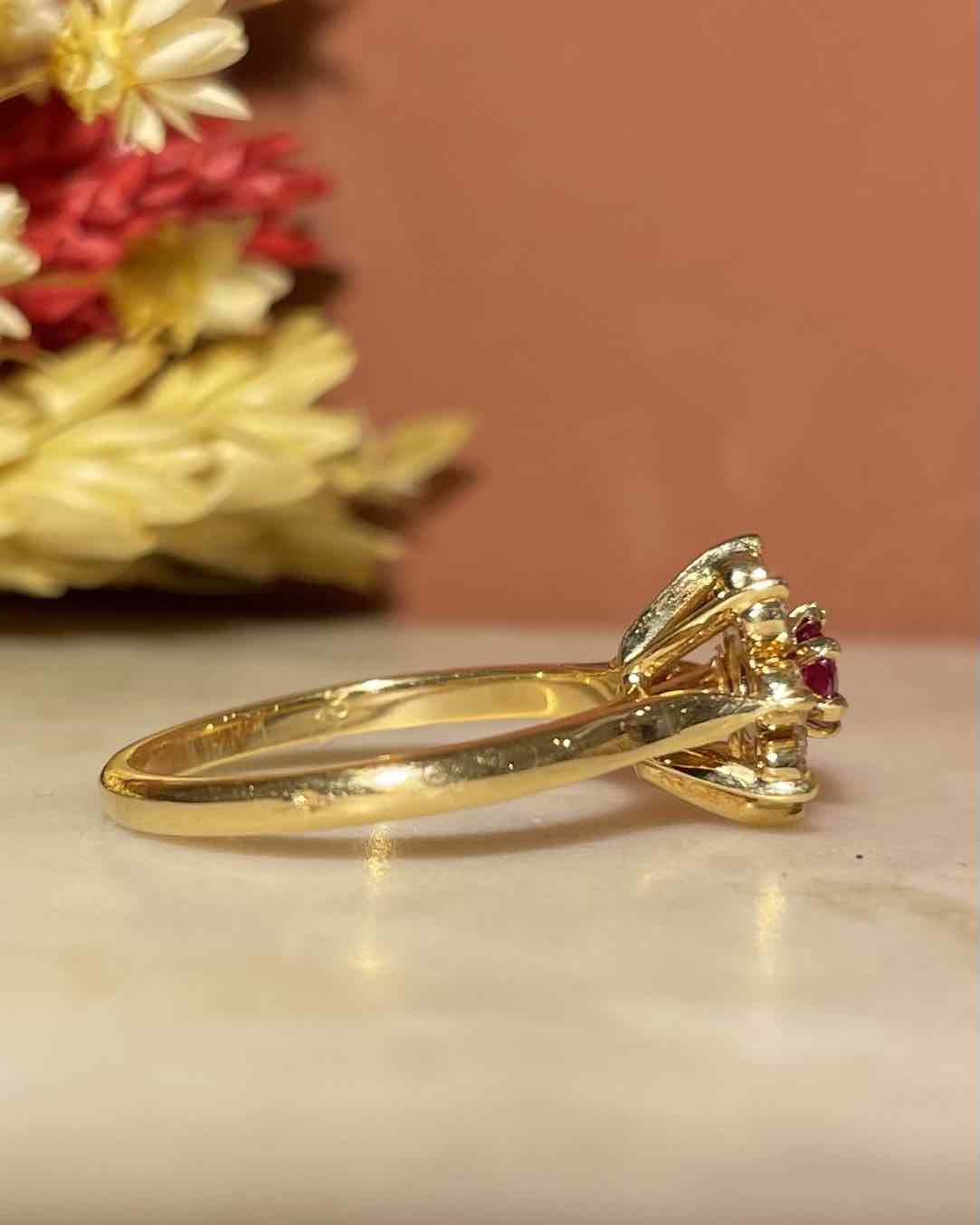 Bague Marguerite Rubis &amp; Diamants &quot;Marjory&quot; - Elliade Paris