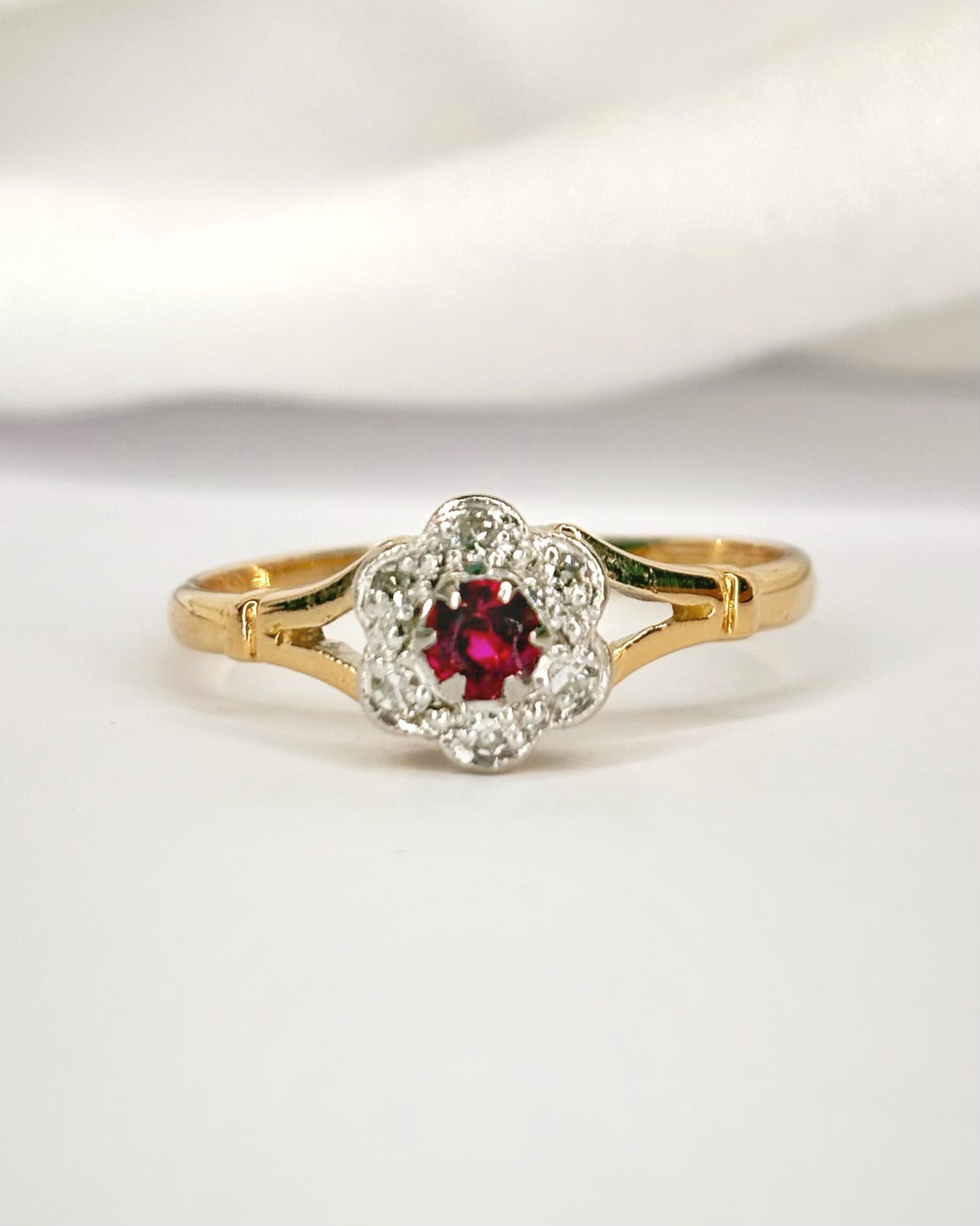 Bague Marguerite Rubis &amp; Diamants "Monica" - Elliade Paris