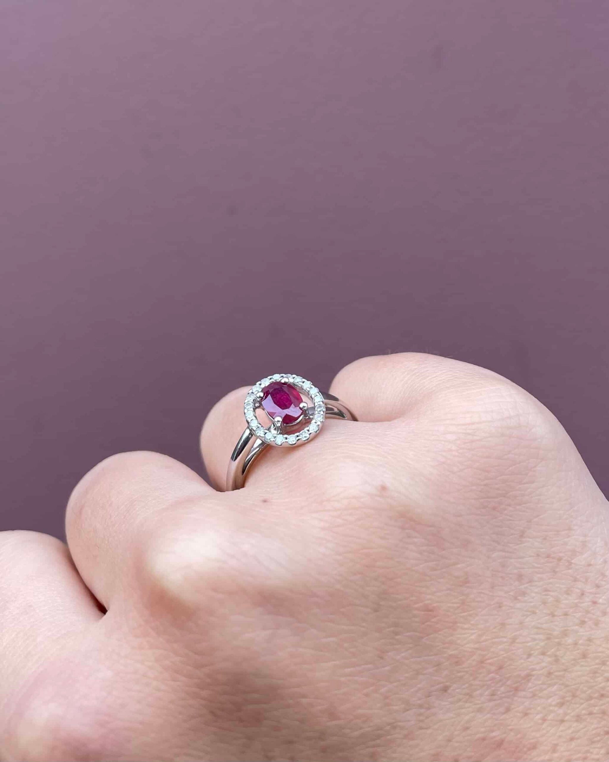 Anillo estilo Art Déco con rubí y 20 diamantes "Esloveno"