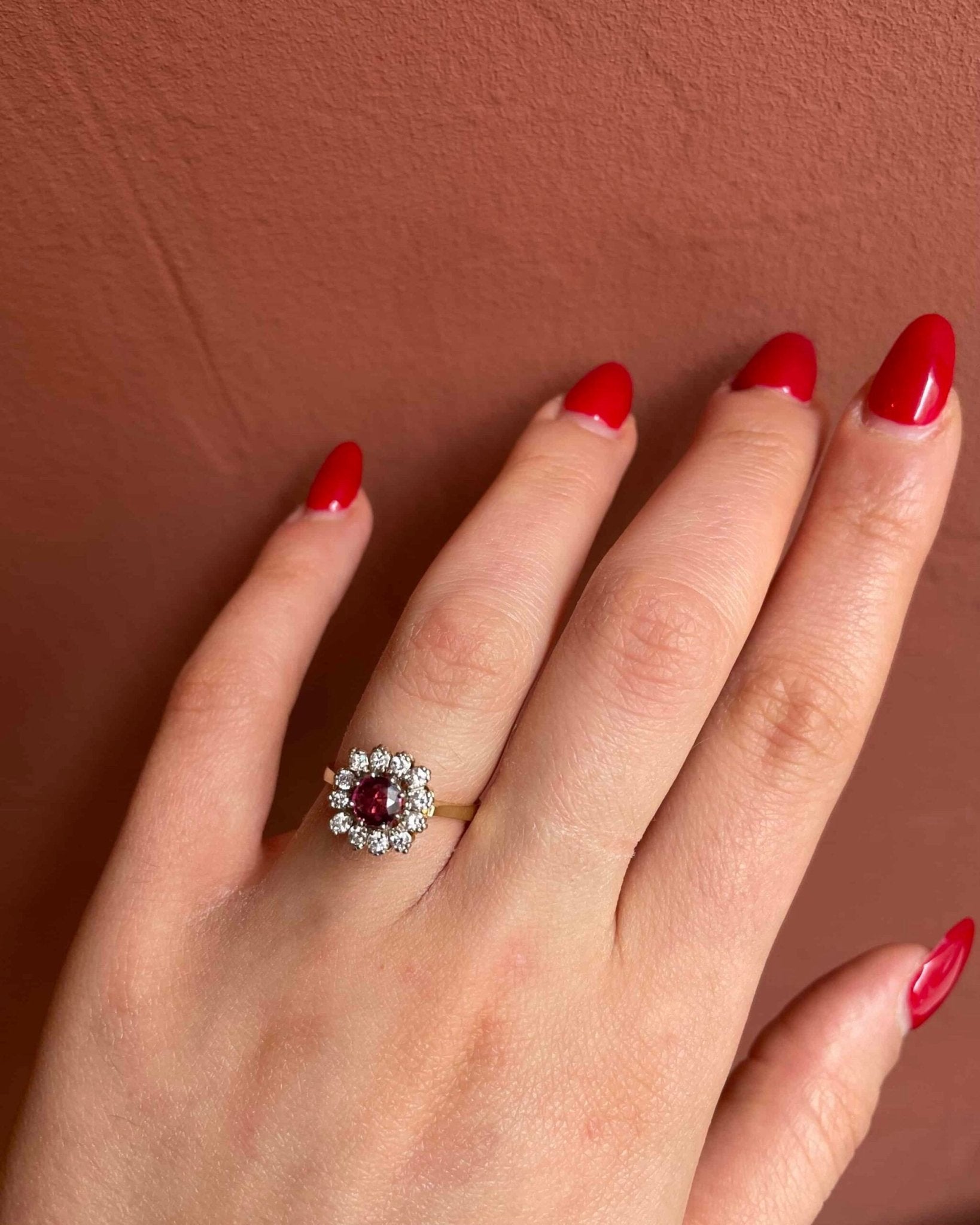 Bague Marguerite Rubis &amp; Diamants &quot;Skylar&quot; - Elliade Paris