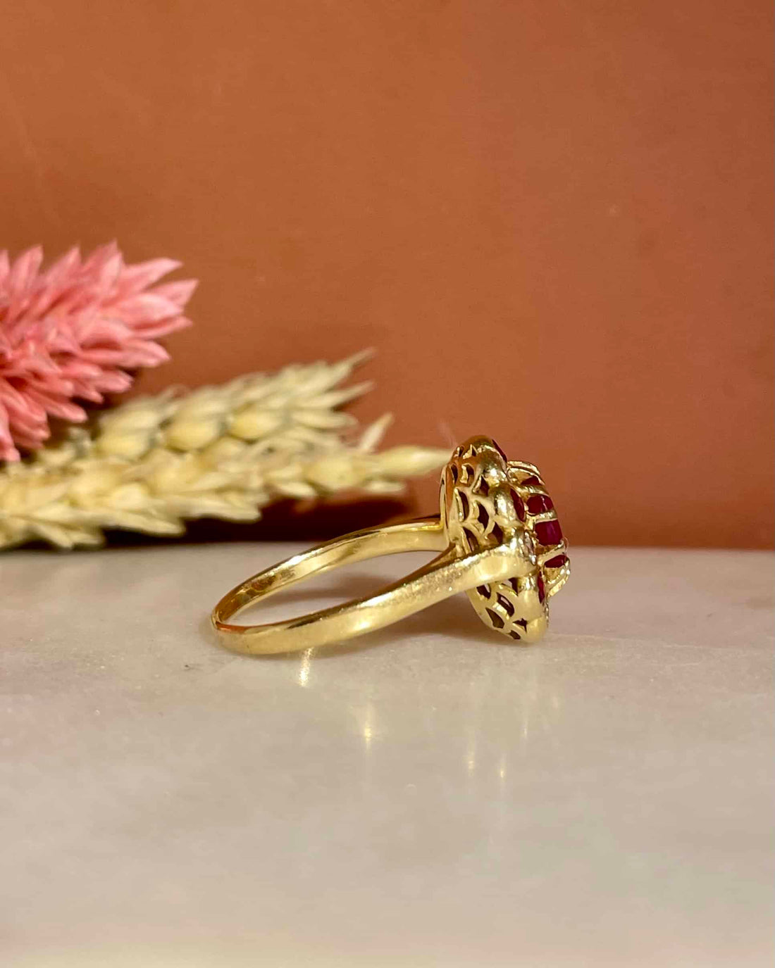 Anillo &quot;Rayna&quot; con margaritas de rubí y diamantes de 1,54 quilates