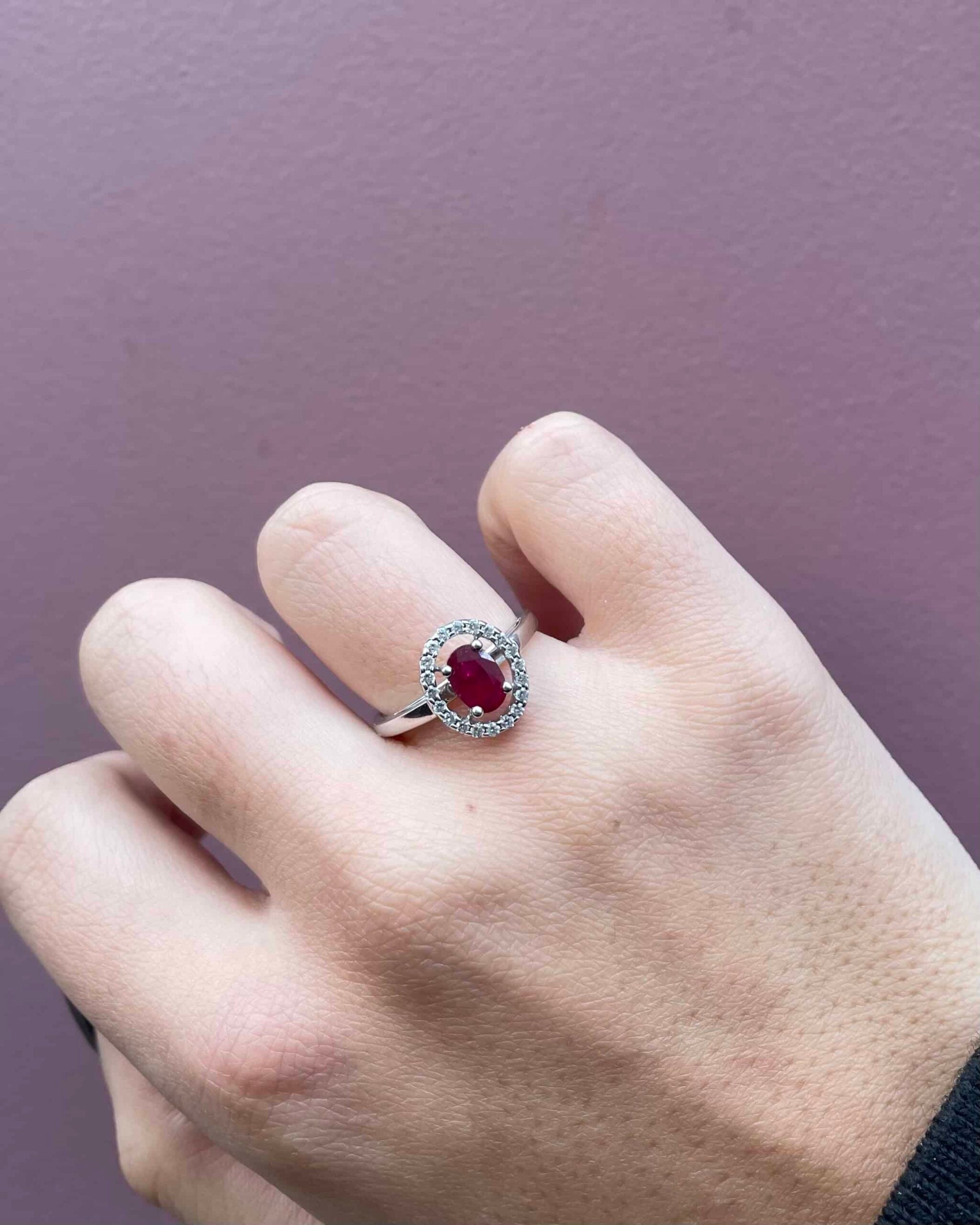 Anillo estilo Art Déco con rubí y 20 diamantes "Esloveno"