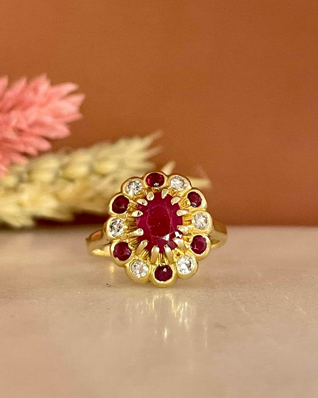 Anillo &quot;Rayna&quot; con margaritas de rubí y diamantes de 1,54 quilates