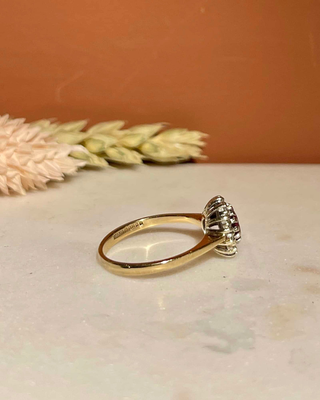 Anillo &quot;Nellie&quot; con margaritas de rubí y diamantes de 0,45 quilates