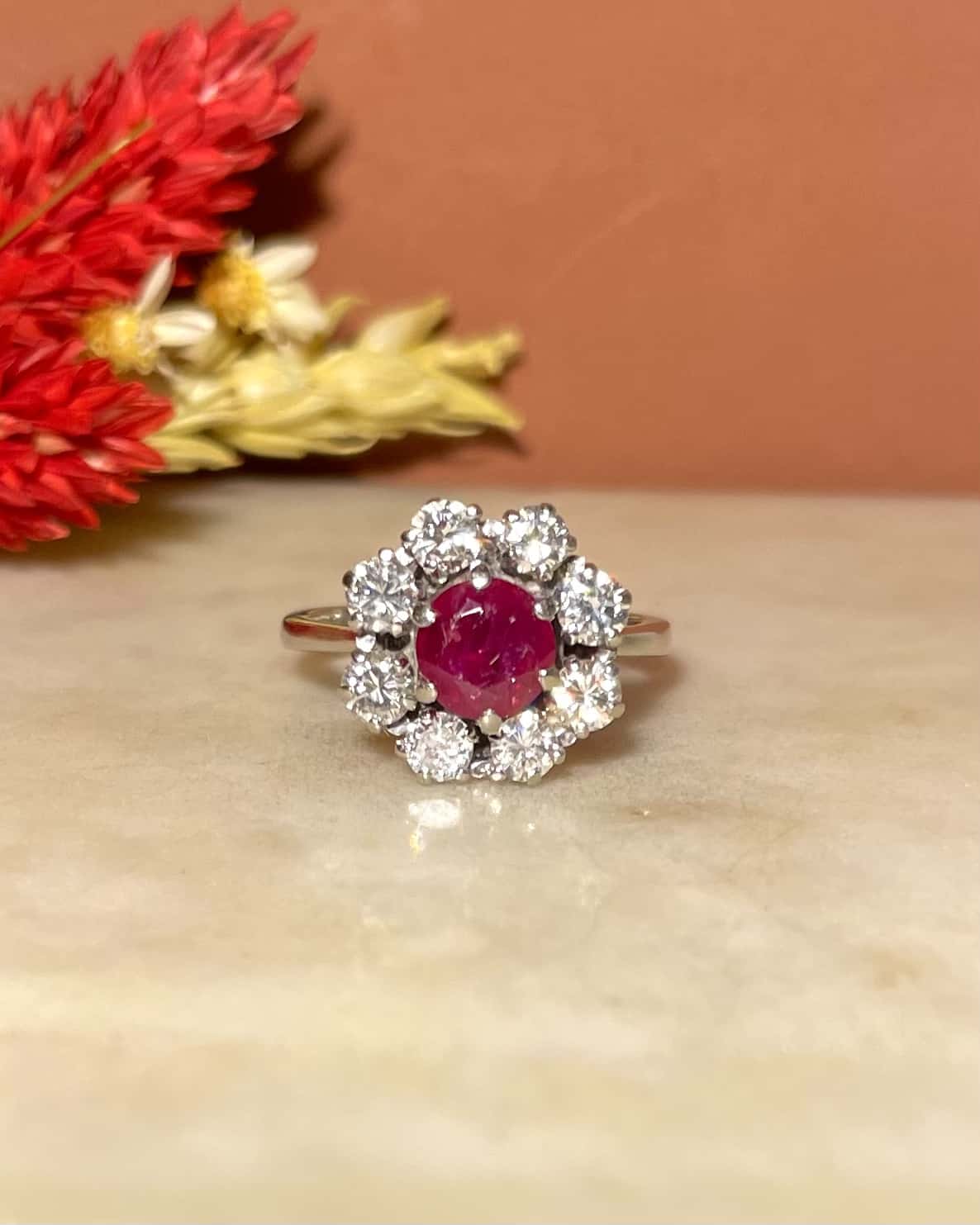 Anillo de margarita "Lyssandre" de 1,10 quilates con rubí y 8 diamantes