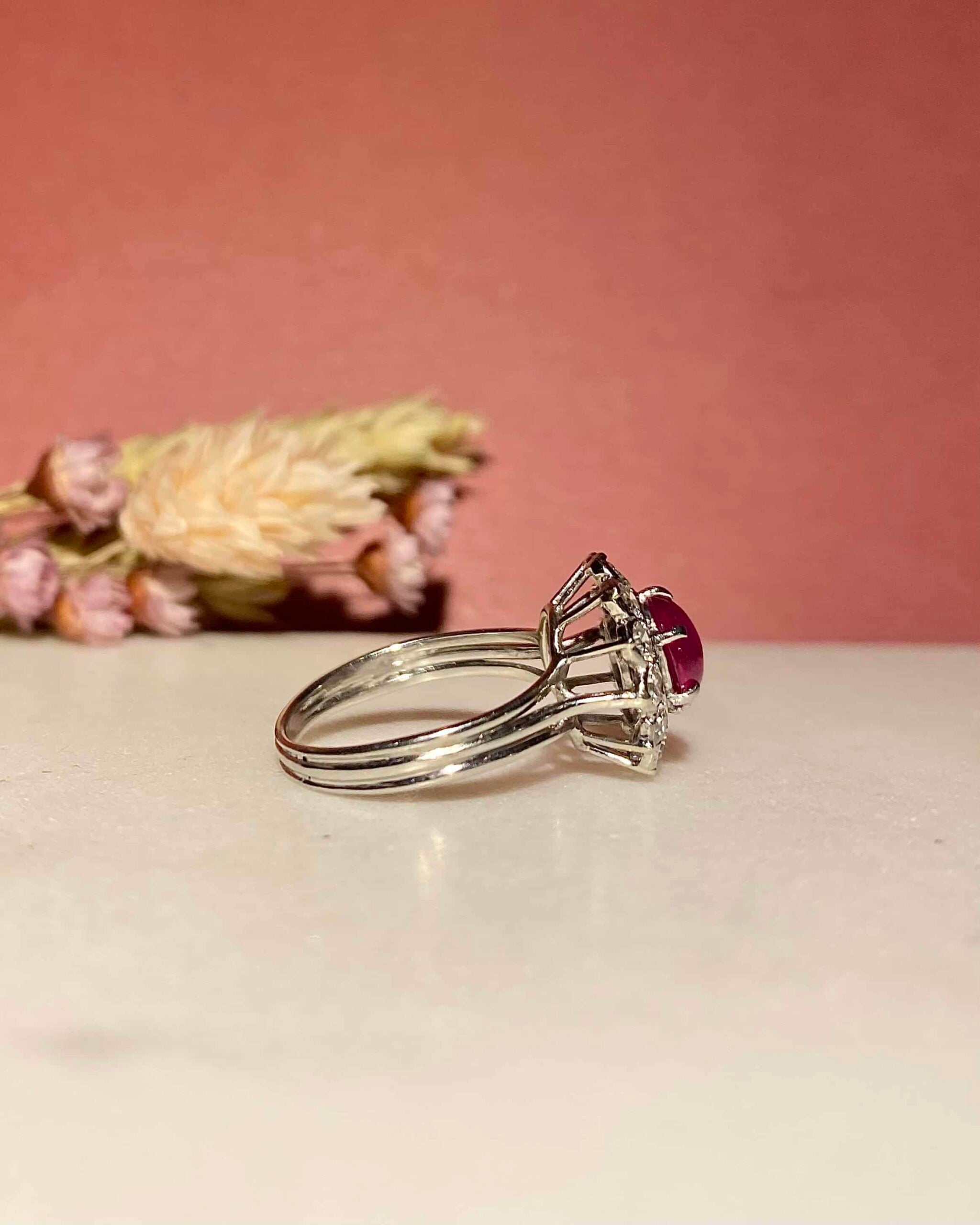 Anillo &quot;Rosena&quot; con rubí de 1,25 quilates y 12 diamantes