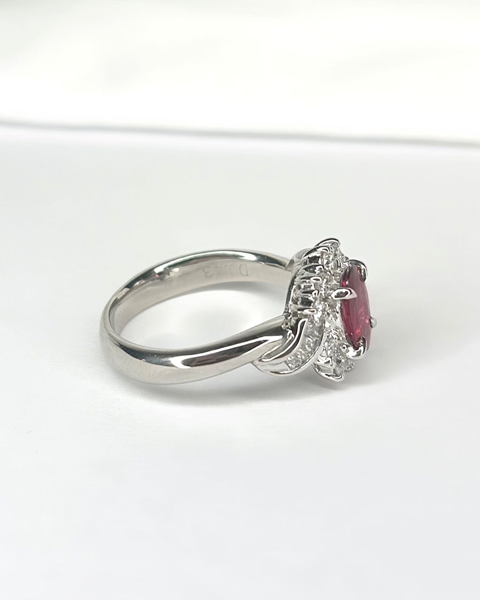 Bague Marguerite Rubis Mozambicain 0.71 carat &amp; Diamants 0.43 carat "Melinda" - Elliade Paris