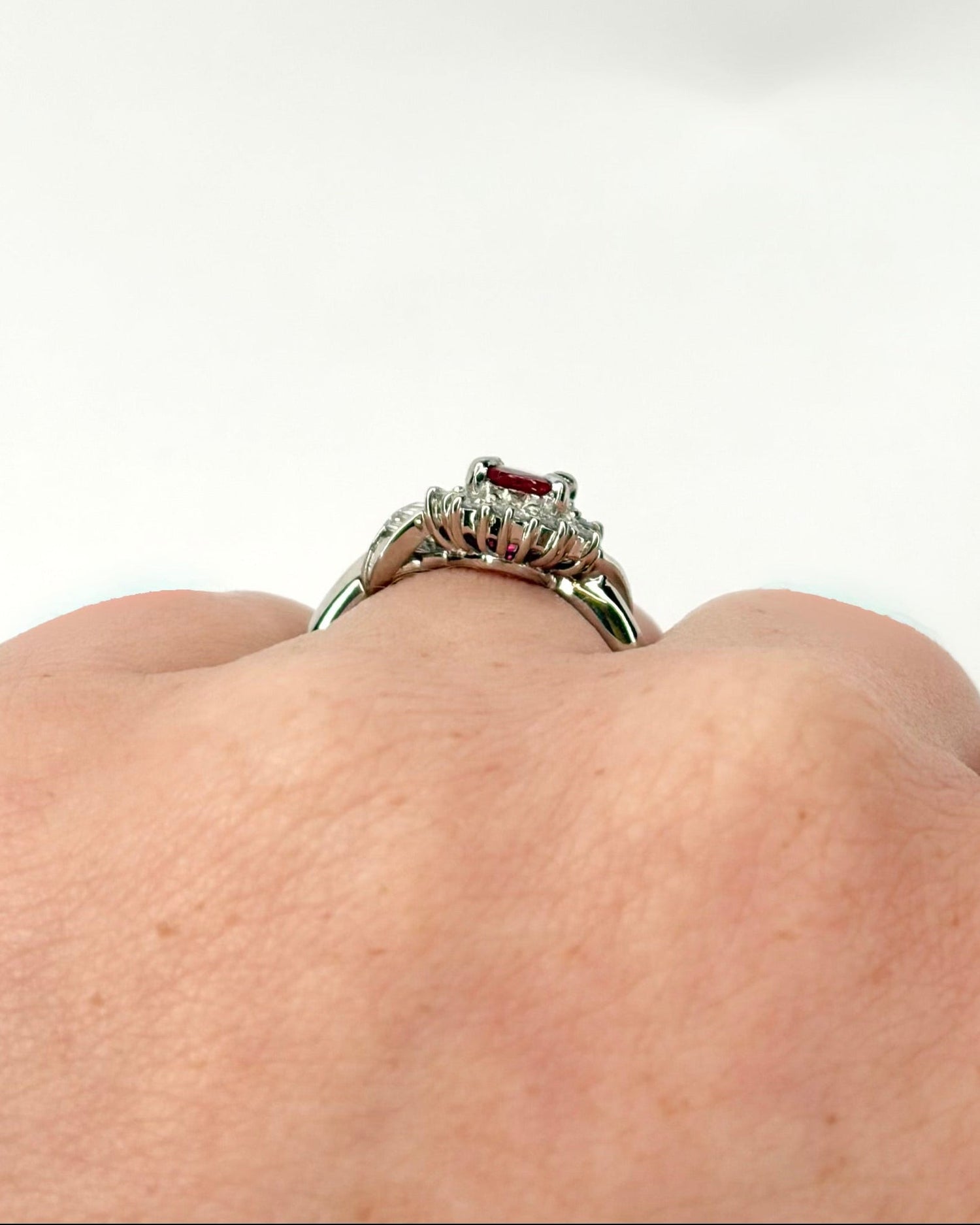 Bague Marguerite Rubis Mozambicain 0.71 carat &amp; Diamants 0.43 carat "Melinda" - Elliade Paris