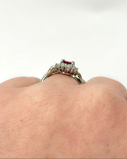 Bague Marguerite Rubis Mozambicain 0.71 carat &amp; Diamants 0.43 carat "Melinda" - Elliade Paris