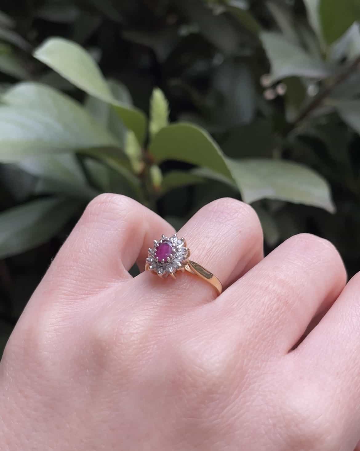 Anillo de margaritas con rubí y diamantes "Aristea"