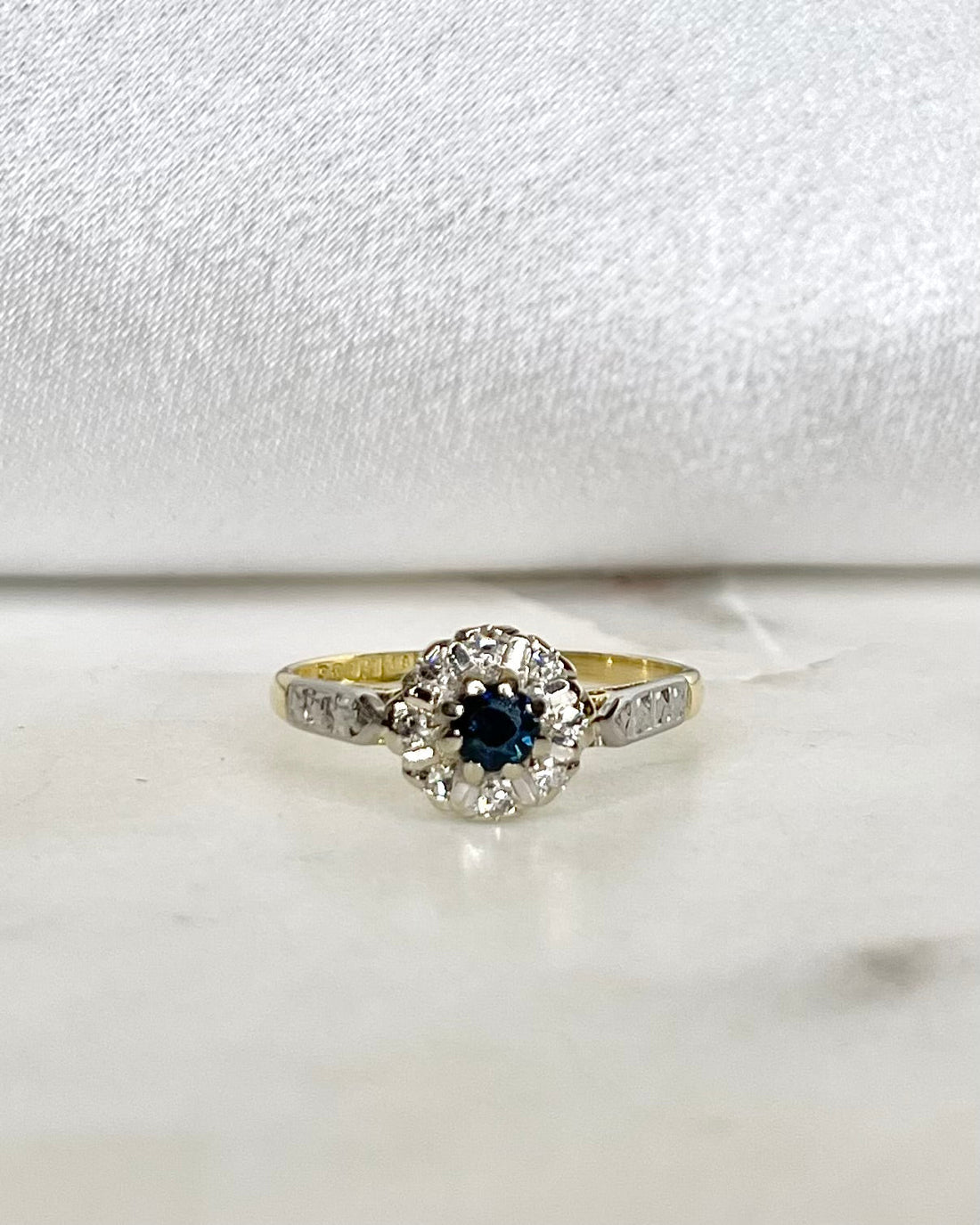 Bague Marguerite Saphir 0.20 carat &amp; Diamants &quot;Hortense&quot; - Elliade Paris