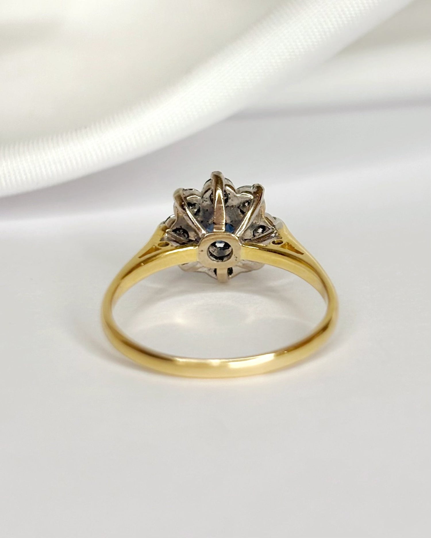 Bague Marguerite Saphir 0.22 carat &amp; Diamants 0.32 carat "Elena" - Elliade Paris