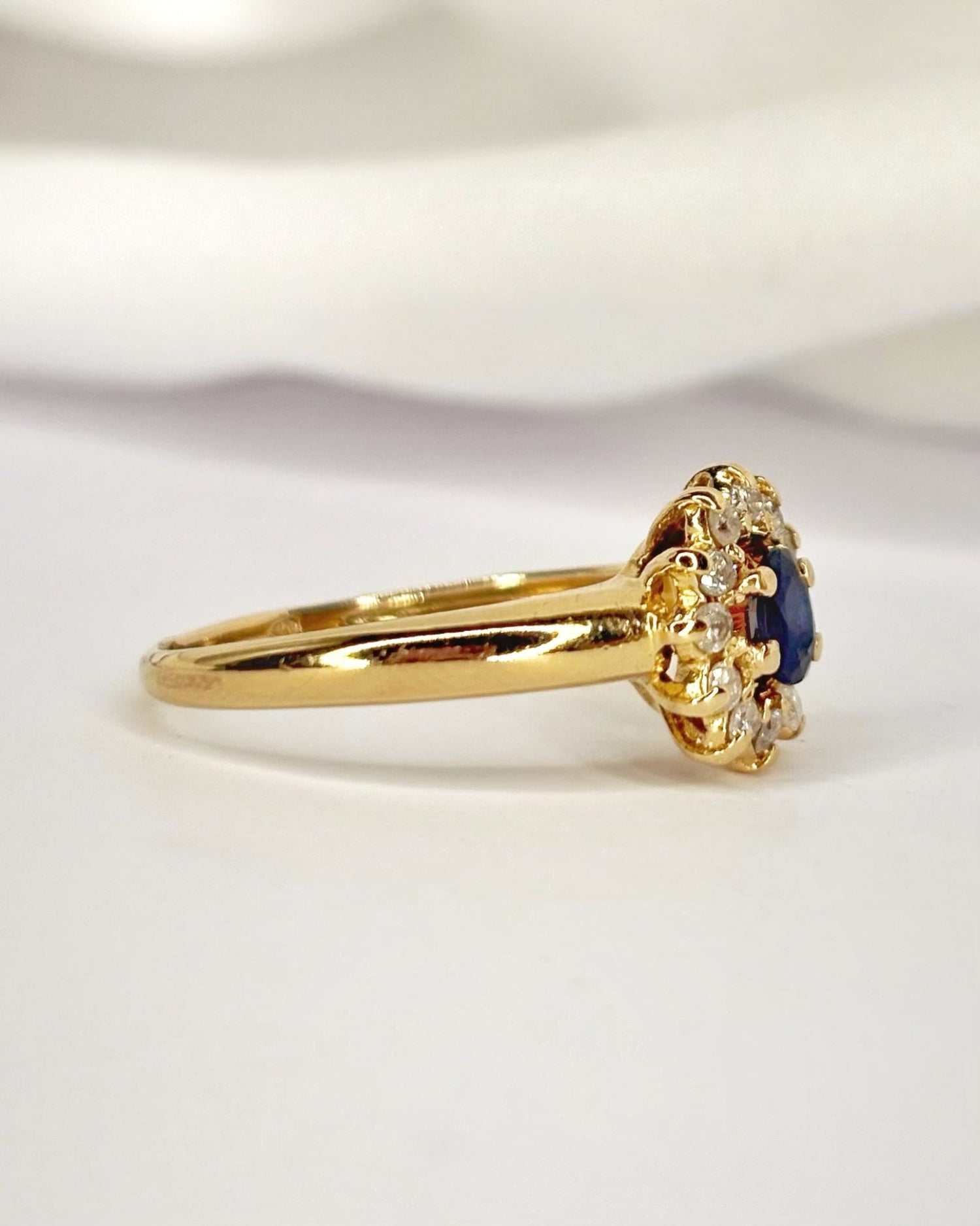 Bague Marguerite Saphir 0.35 carat &amp; Diamants 0.36 carat "Cassandra" - Elliade Paris