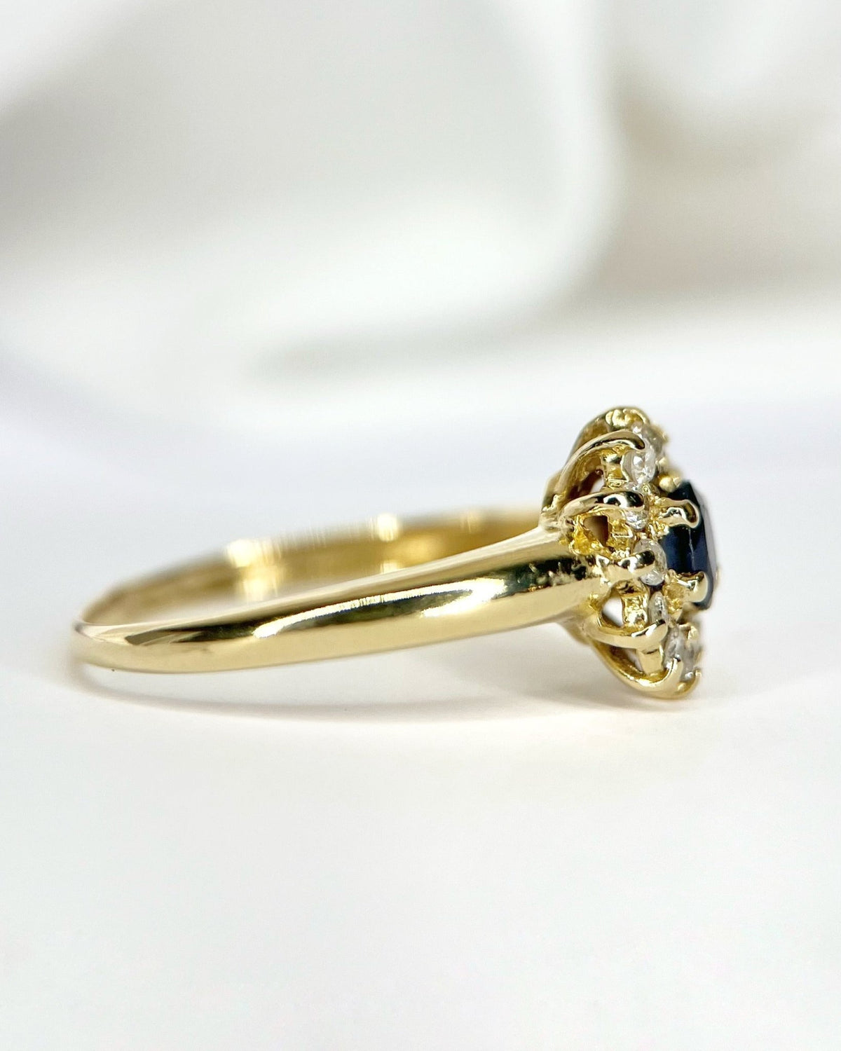Bague Marguerite Saphir 0.35 carat &amp; Diamants 0.36 carat "Cassandra" - Elliade Paris