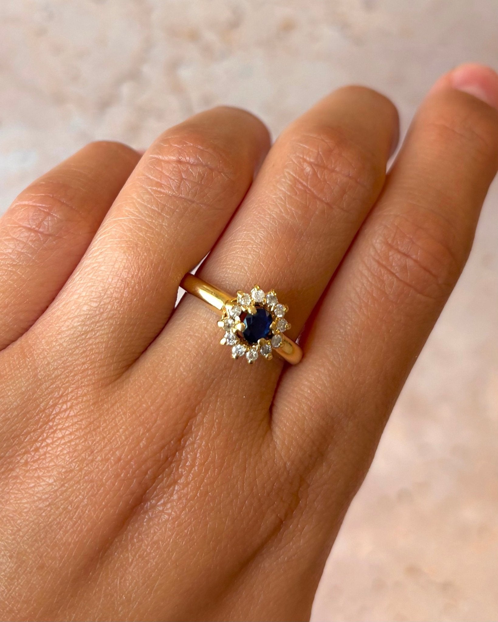 Bague Marguerite Saphir 0.35 carat &amp; Diamants 0.36 carat "Cassandra" - Elliade Paris