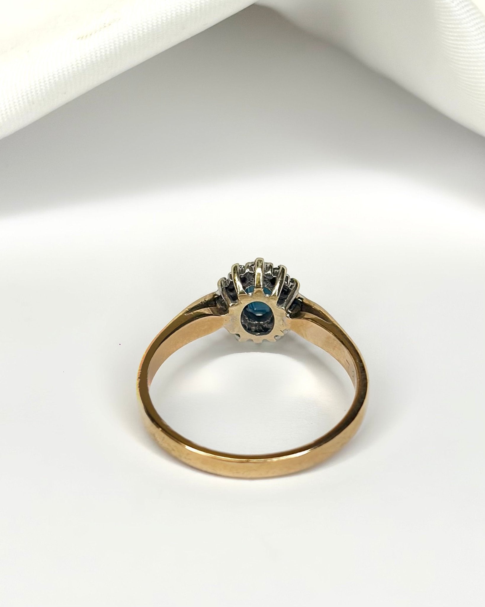 Bague Marguerite Saphir 0.35 carat &amp; Diamants "Gisèle" - Elliade Paris