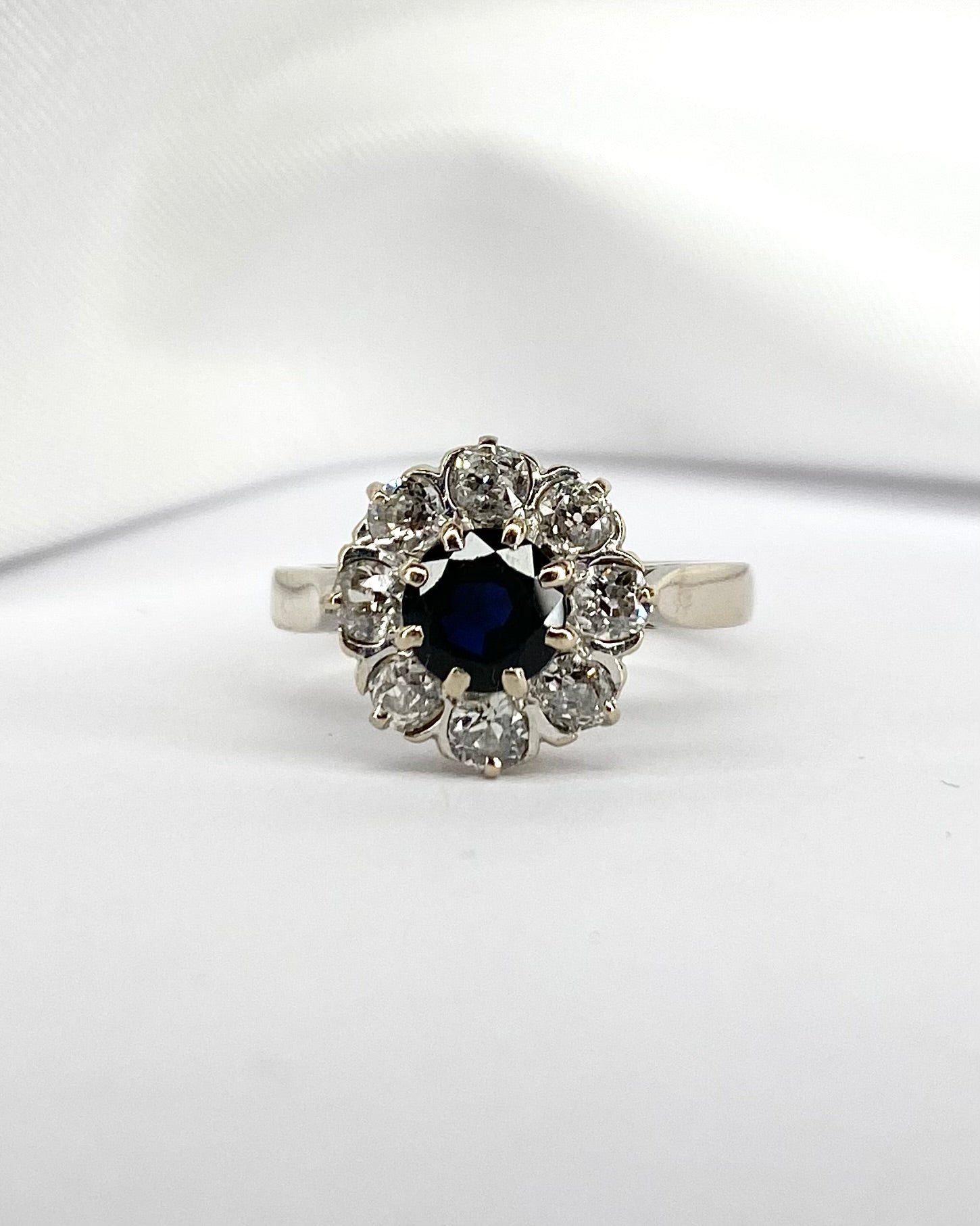 Bague Marguerite Saphir 0.36 carat &amp; Diamants 0.56 carat &quot;Victoire&quot; - Elliade Paris