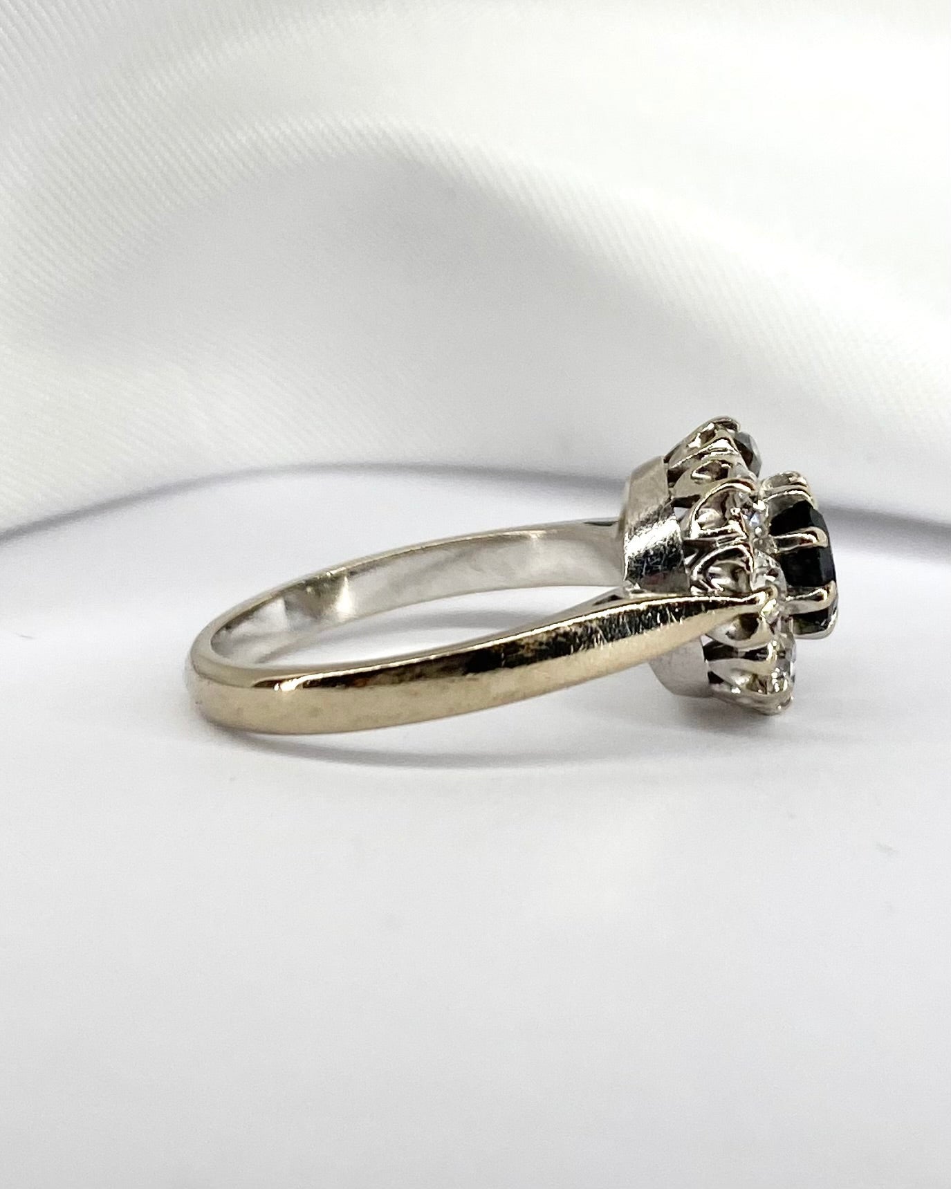 Bague Marguerite Saphir 0.36 carat &amp; Diamants 0.56 carat "Victoire" - Elliade Paris