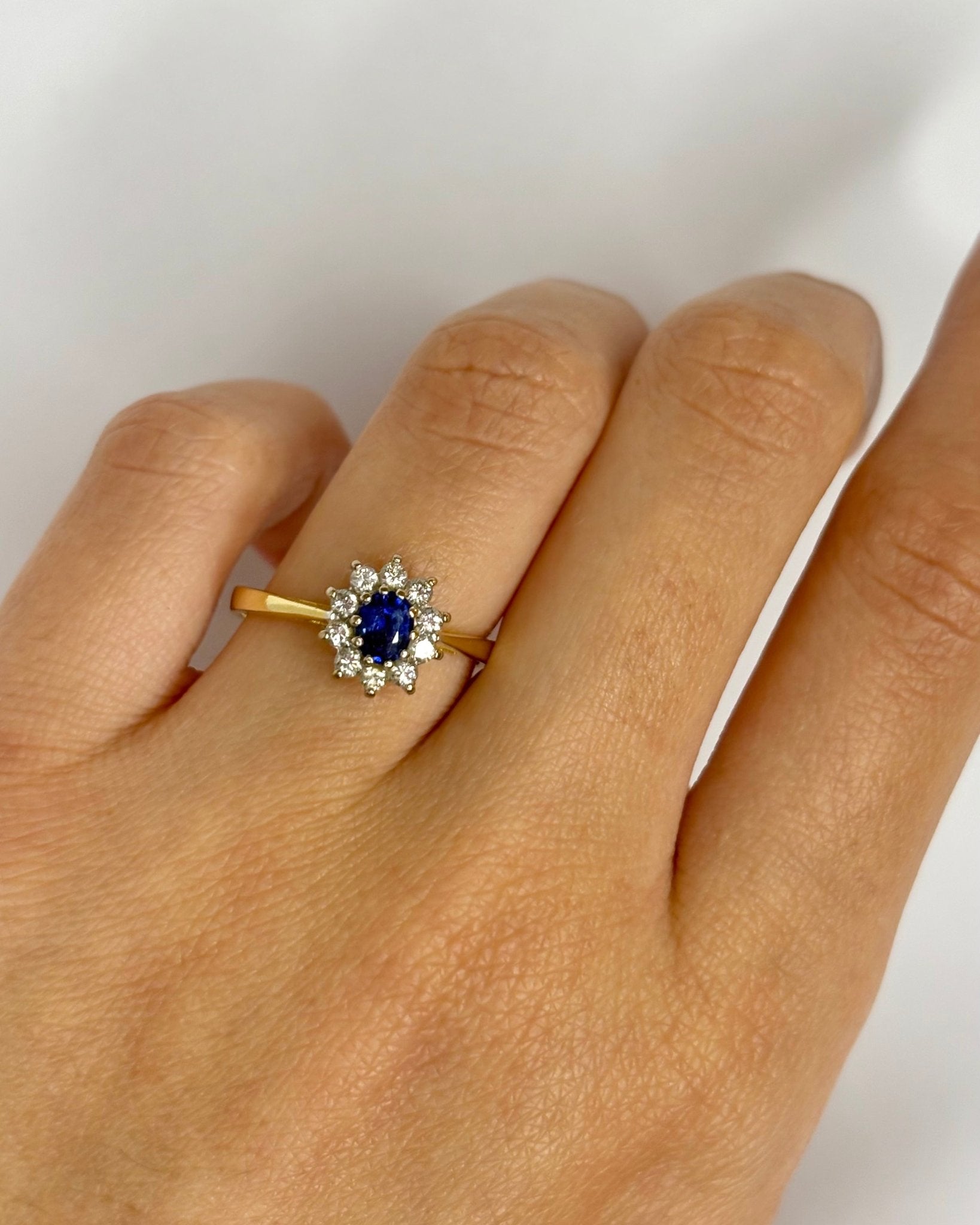 Bague Marguerite Saphir 0.40 carat &amp; 10 Diamants "Zélie" - Elliade Paris
