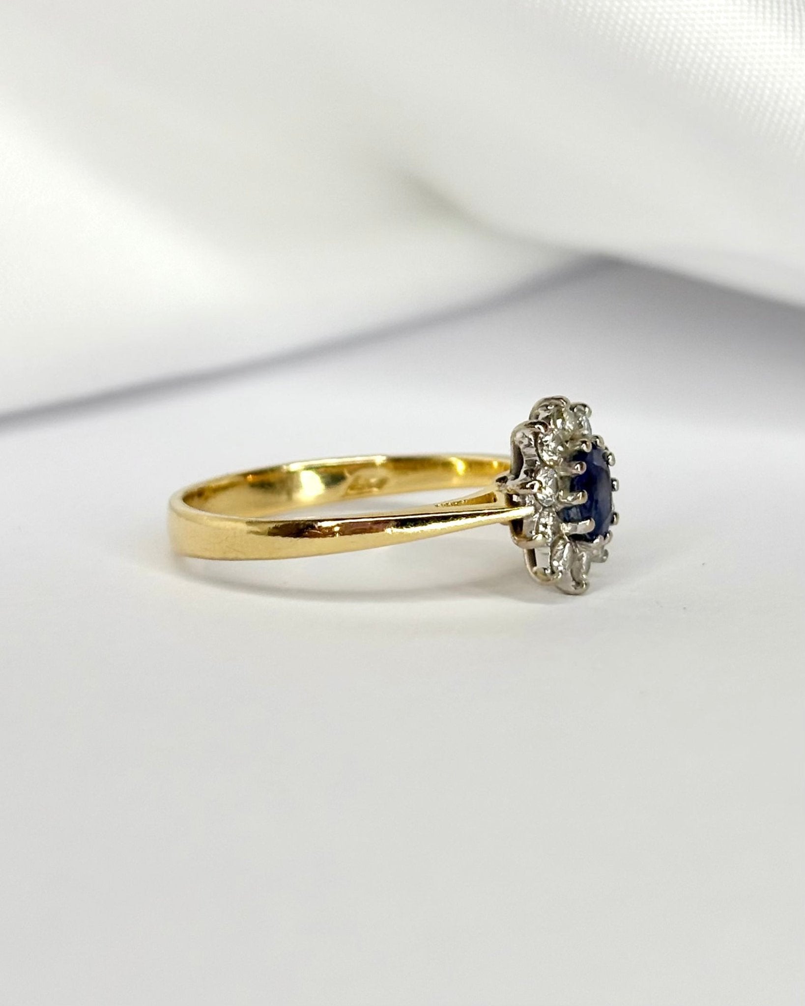 Bague Marguerite Saphir 0.40 carat &amp; 10 Diamants "Zélie" - Elliade Paris