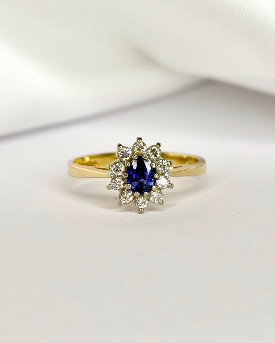 Bague Marguerite Saphir 0.40 carat &amp; 10 Diamants "Zélie" - Elliade Paris