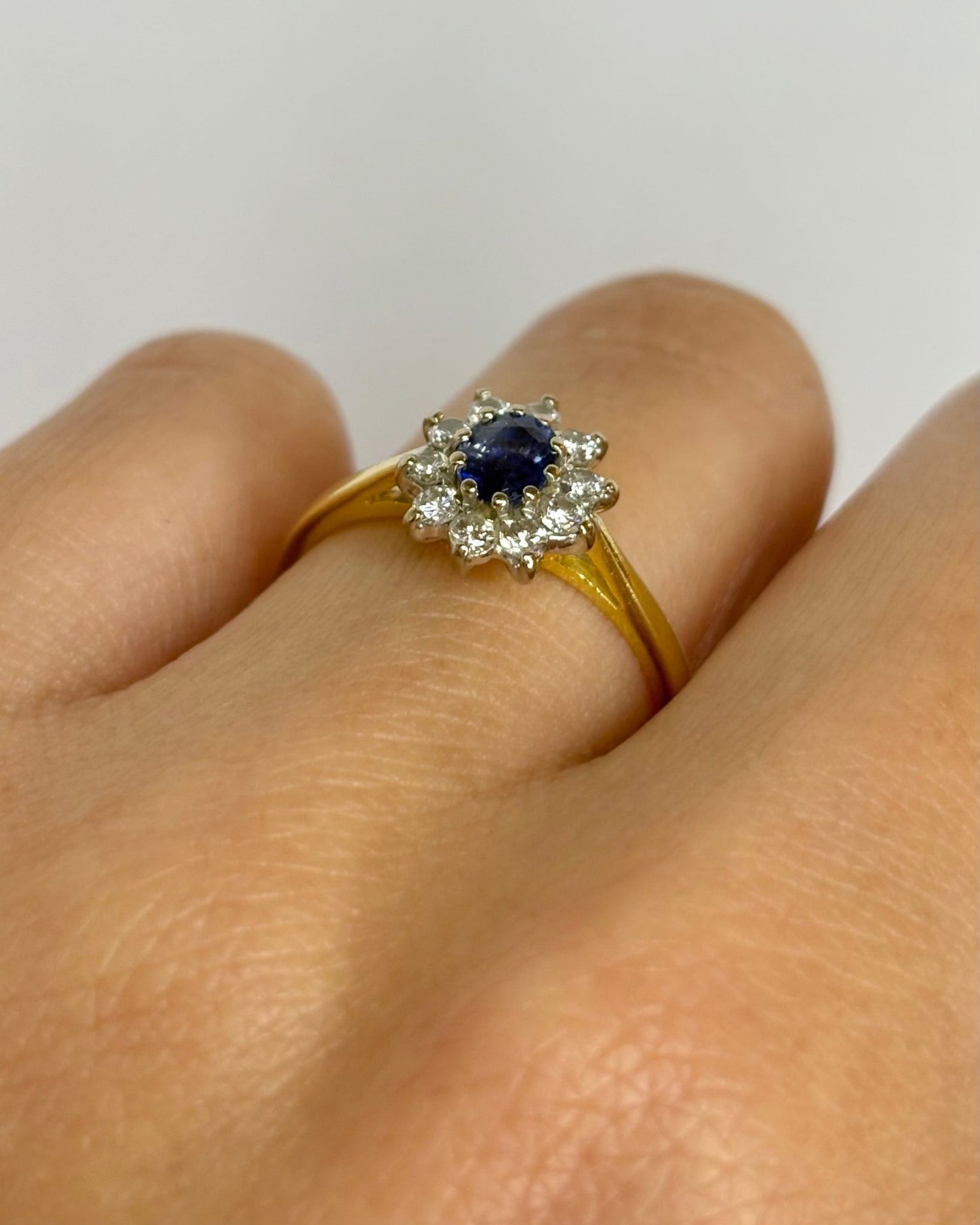 Bague Marguerite Saphir 0.40 carat &amp; 10 Diamants "Zélie" - Elliade Paris