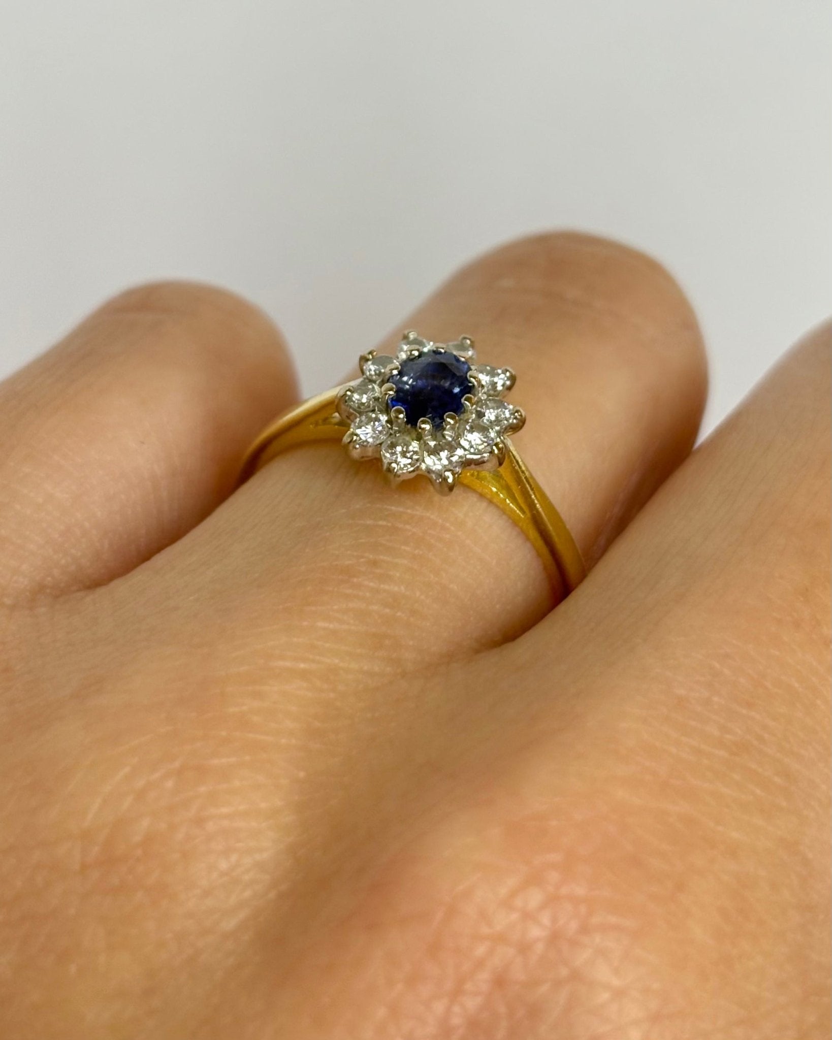 Bague Marguerite Saphir 0.40 carat &amp; 10 Diamants "Zélie" - Elliade Paris