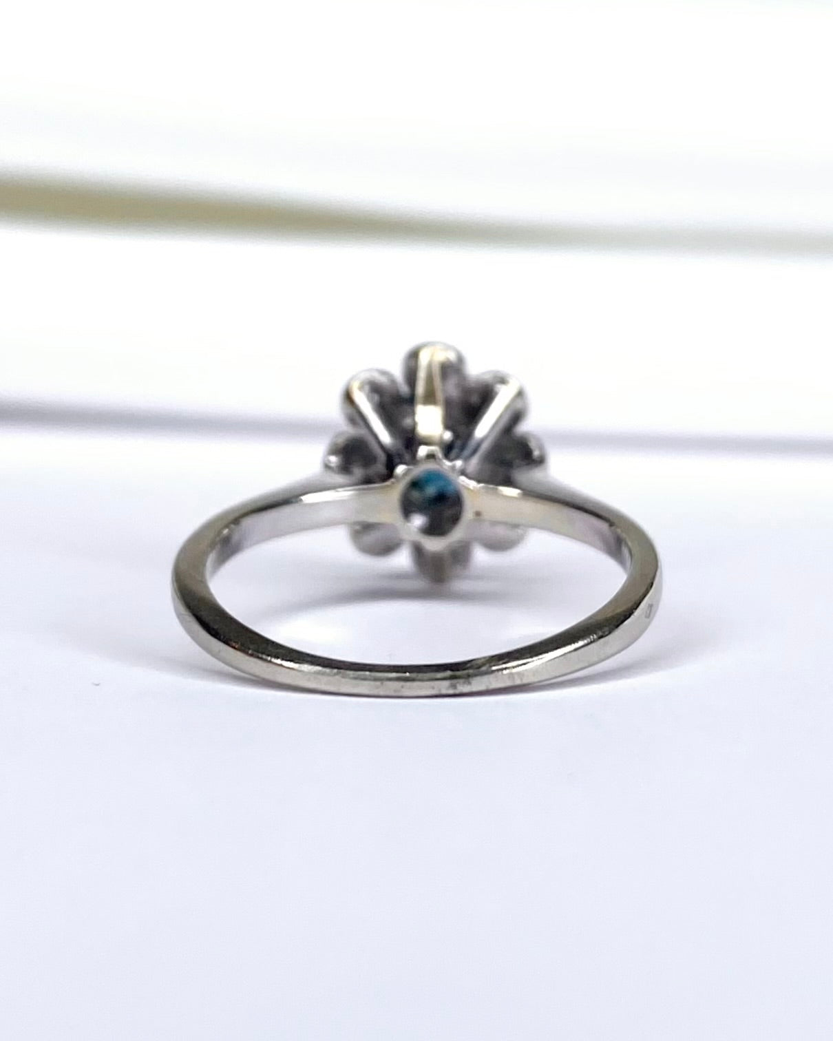 Bague Marguerite Saphir 0.40 carat &amp; 8 Diamants "Agata" - Elliade Paris