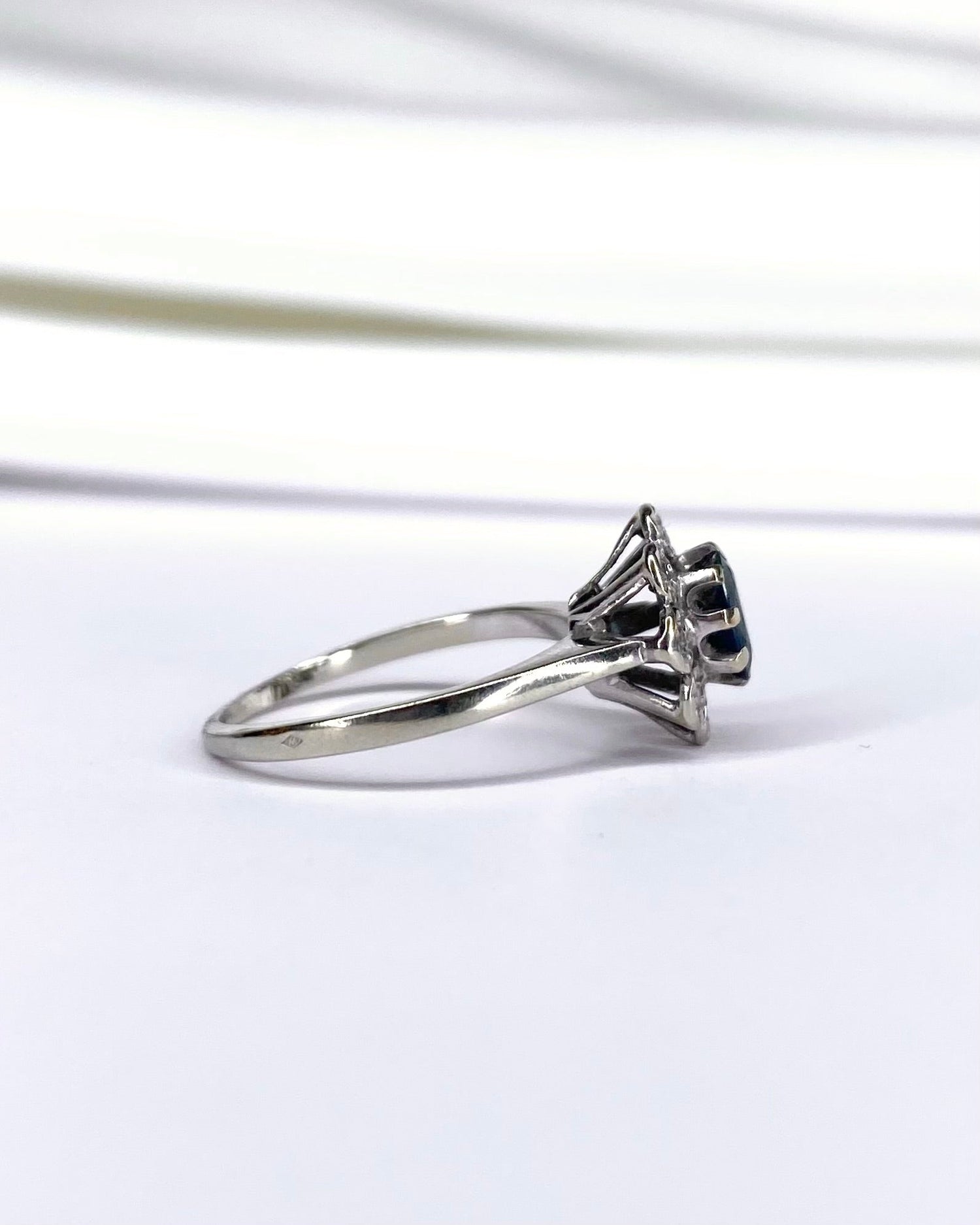 Bague Marguerite Saphir 0.40 carat &amp; 8 Diamants "Agata" - Elliade Paris