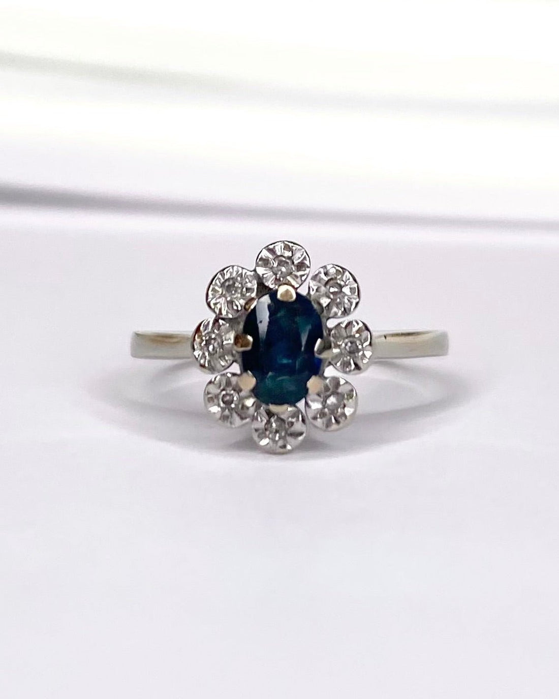Bague Marguerite Saphir 0.40 carat &amp; 8 Diamants "Agata" - Elliade Paris