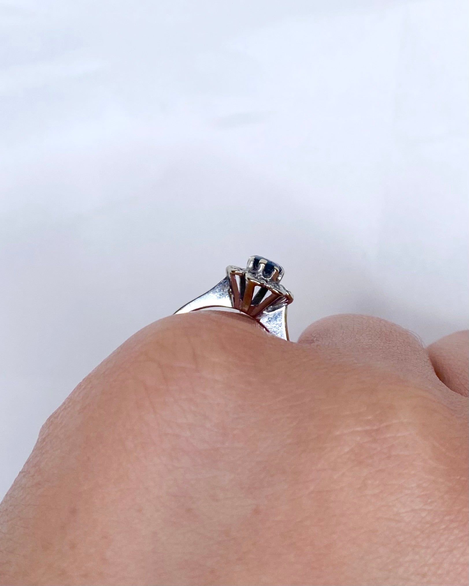 Bague Marguerite Saphir 0.40 carat &amp; 8 Diamants "Agata" - Elliade Paris